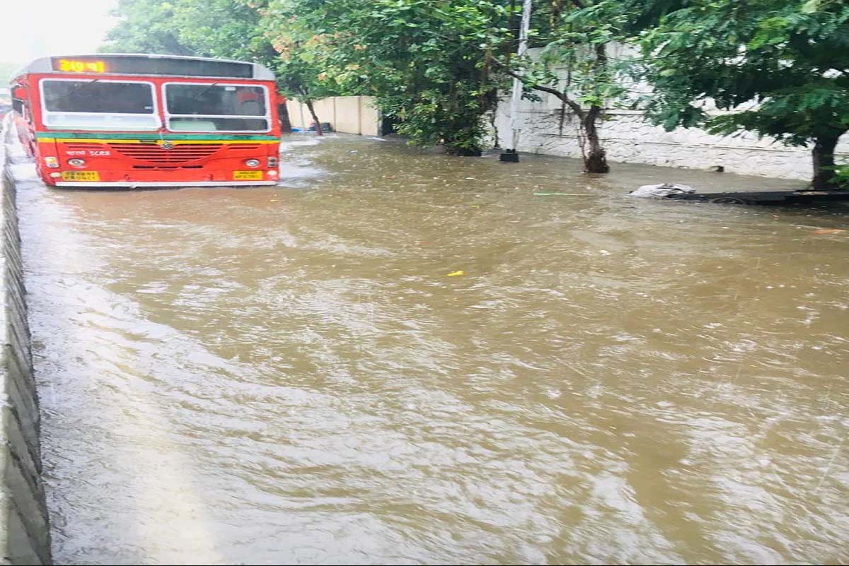 મુંબઈ (Mumbai)માં ચોમાસા (Monsoon 2021)એ શુભ પ્રવેશ કરી દીધો છે. ભારત વિજ્ઞાન હવામાન વિભાગ (IMD) મુજબ, આવનારા 48 કલાક સુધી મુંબઈમાં આવા જ પ્રકારનો ભારે વરસાદ પડશે. વરસાદના કારણે રસ્તાઓ પર પાણી ભરાઈ ગયા છે. રેલવે ટ્રેક પર પાણી ભરાઈ જવાના કારણે ટ્રેન હવે મોડી ચાલી રહી છે. દક્ષિણ-પશ્ચિમ ચોમાસાનું જે અનુમાન લગાવવામાં આવ્યું હતું તેના એક દિવસ પહેલા જ ચોમાસાનું મુંબઈમાં આગમન થઈ ગયું છે. મુંબઈ ઉપરાંત મહારાષ્ટ્રમાં વરસાદ પડવાની આગાહી કરવામાં આવી છે. મુંબઈ (Mumbai)માં ચોમાસા (Monsoon 2021)એ શુભ પ્રવેશ કરી દીધો છે. ભારત વિજ્ઞાન હવામાન વિભાગ (IMD) મુજબ, આવનારા 48 કલાક સુધી મુંબઈમાં આવા જ પ્રકારનો ભારે વરસાદ પડશે. વરસાદના કારણે રસ્તાઓ પર પાણી ભરાઈ ગયા છે. રેલવે ટ્રેક પર પાણી ભરાઈ જવાના કારણે ટ્રેન હવે મોડી ચાલી રહી છે. દક્ષિણ-પશ્ચિમ ચોમાસાનું જે અનુમાન લગાવવામાં આવ્યું હતું તેના એક દિવસ પહેલા જ ચોમાસાનું મુંબઈમાં આગમન થઈ ગયું છે. મુંબઈ ઉપરાંત મહારાષ્ટ્રમાં વરસાદ પડવાની આગાહી કરવામાં આવી છે.