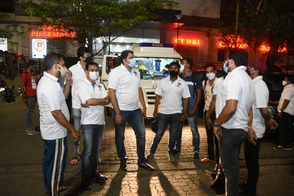 તા.17 મે ના રોજ સવારે 6 કલાકે કામીનીબેન પથારીમાંથી ઉભા થવા જતા તેઓથી ઉભા થવાયું ન હતું. તેથી પરિવારે ડોક્ટરને બોલાવ્યા તેઓએ તેમને તપાસતા તેમનું બ્લડ પ્રેસર ખુબ જ વધી ગયું હોવાનું જણાવ્યું હતું. તેથી તેમને તાત્કાલિક બારડોલીની સરદાર સ્મારક હોસ્પિટલમાં દાખલ કરી સીટી સ્કેન કરાવતા બ્રેઈન હેમરેજ હોવાનું નિદાન થયું હતું. વધુ સારવાર માટે તેમને સુરતની શેલ્બી હોસ્પિટલમાં ન્યુરોફીજીશિયન ડૉ.દિવ્યાંગ શાહની સારવાર હેઠળ દાખલ કરી સારવાર શરુ કરવામાં આવી. ન્યુરોસર્જન ડૉ.મિલન સેજલીયાએ ક્રેનીયોટોમી કરી મગજમાં જામેલો લોહીનો ગઠ્ઠો દુર કર્યો હતો. તા.17 મે ના રોજ સવારે 6 કલાકે કામીનીબેન પથારીમાંથી ઉભા થવા જતા તેઓથી ઉભા થવાયું ન હતું. તેથી પરિવારે ડોક્ટરને બોલાવ્યા તેઓએ તેમને તપાસતા તેમનું બ્લડ પ્રેસર ખુબ જ વધી ગયું હોવાનું જણાવ્યું હતું. તેથી તેમને તાત્કાલિક બારડોલીની સરદાર સ્મારક હોસ્પિટલમાં દાખલ કરી સીટી સ્કેન કરાવતા બ્રેઈન હેમરેજ હોવાનું નિદાન થયું હતું. વધુ સારવાર માટે તેમને સુરતની શેલ્બી હોસ્પિટલમાં ન્યુરોફીજીશિયન ડૉ.દિવ્યાંગ શાહની સારવાર હેઠળ દાખલ કરી સારવાર શરુ કરવામાં આવી. ન્યુરોસર્જન ડૉ.મિલન સેજલીયાએ ક્રેનીયોટોમી કરી મગજમાં જામેલો લોહીનો ગઠ્ઠો દુર કર્યો હતો.