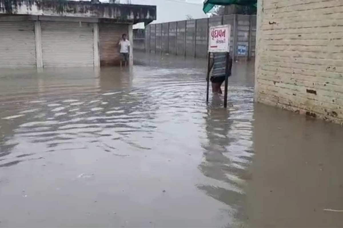 ઘરમાં પાણી તૂટવાના કારણે લોકોને જાનમાલને પણ ભારે નુકસાન થયું છે. ડીસામાં પણ મુખ્ય માર્ગો પર તેમજ મારુતિ પાર્ક અને રીઝમેટ વિસ્તારમાં આવેલ કેટલાક નીચાણવાળા ઘરોમાં પાણી ભરાઈ ગયું હતું. ઘરમાં પાણી તૂટવાના કારણે લોકોને જાનમાલને પણ ભારે નુકસાન થયું છે. ડીસામાં પણ મુખ્ય માર્ગો પર તેમજ મારુતિ પાર્ક અને રીઝમેટ વિસ્તારમાં આવેલ કેટલાક નીચાણવાળા ઘરોમાં પાણી ભરાઈ ગયું હતું.