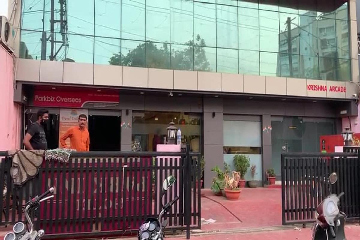 તેમજ સંતોષ નામના શખ્સ સાથે તેના કયા પ્રકારના સંબંધ હતા. રાજકોટ શહેરમાં તેનો ઉપયોગ દેહ વ્યાપારના ધંધા અર્થે કરવામાં આવ્યું હતું કે કેમ તે તમામ બાબતો સગીરા જણાવશે ત્યારબાદ જ જાણી શકાશે. તો બીજી તરફ પોલીસે સંતોષની શોધખોળ પણ શરૂ કરી છે. તેમજ સંતોષ નામના શખ્સ સાથે તેના કયા પ્રકારના સંબંધ હતા. રાજકોટ શહેરમાં તેનો ઉપયોગ દેહ વ્યાપારના ધંધા અર્થે કરવામાં આવ્યું હતું કે કેમ તે તમામ બાબતો સગીરા જણાવશે ત્યારબાદ જ જાણી શકાશે. તો બીજી તરફ પોલીસે સંતોષની શોધખોળ પણ શરૂ કરી છે.