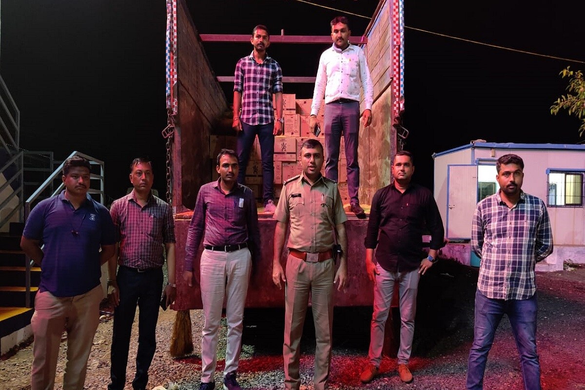 રાજકોટમાં દારૂની રેલમછેલ? 3 દરોડોમાં ઝડપાયો લાખો રુપિયાનો દારૂ, આ રીતે છુપાડીને લઇ જતા હતા