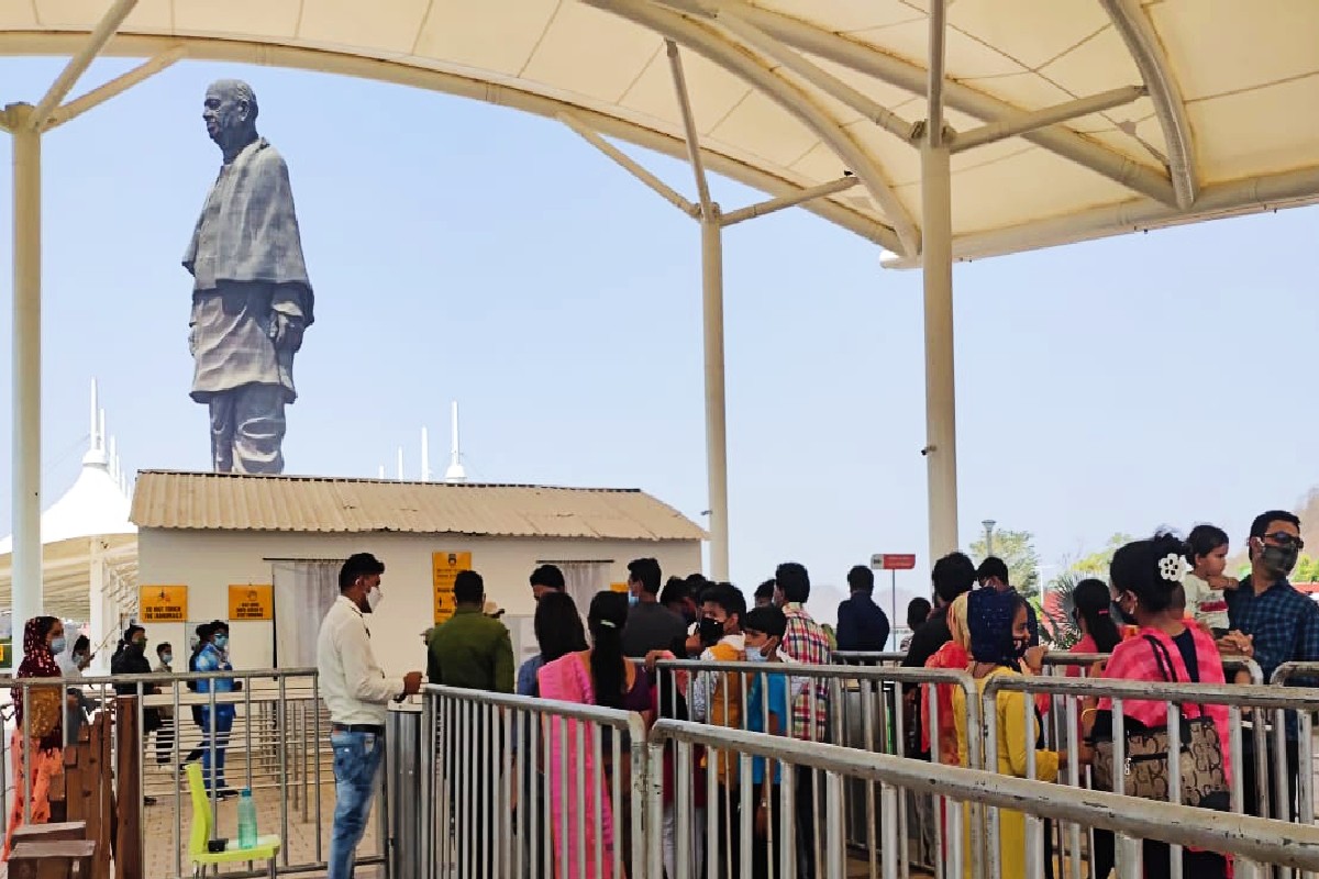  દીપક પટેલ કેવડિયાથી : રાજ્યમાં કોરોનાવાયરસસના કેસ 500ની અદંર આવી ગયા છે. રાજ્ય સરકારે 11મી જૂનથી તમામ નિયંત્રણો હળવા કરી દીધા છે. એકબાજુ સંક્રમણ ઘટ્યું તો બીજી બાજુ ઘરોમાં કેદ થયેલા લોકો હવે પ્રકૃતિના સાનિધ્યમાં ઉમટી પડ્યા છે. રાજ્યના સૌથી મોટા પ્રવાસન હબ સ્ટેટ્યુ ઑફ યુનિટી ખાતે રવિવારે કોરોનાકાળના સવા વર્ષ દરમિયાન નોંધાયેલી પ્રવાસીઓની સંખ્યાના રેકોર્ડ તોડી નાખ્યા હતા. શનિ રવિની રજામાં આ સવા વર્ષ દરમિયાન સૌથી વધુ સંખ્યામાં પ્રવાસીઓ આવી પહોંચ્યા હતા.