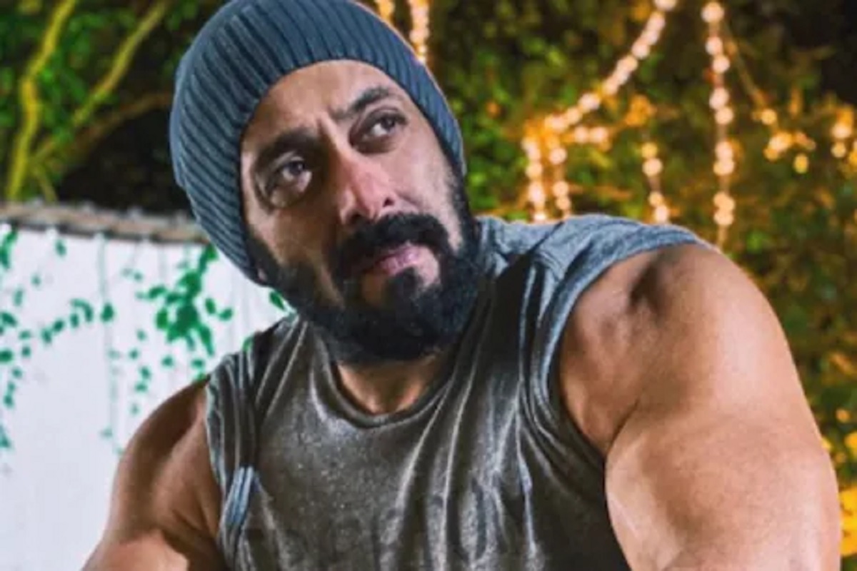  એન્ટરટેઇનમેન્ટ ડેસ્ક: સલમાન ખાન (Salman Khan) તેનાં 32 વર્ષનાં કરિઅરમાં પહેલી વખત એવી ફિલ્મ કરવાં જઇ રહ્યો છે જે તેણે પહેલાં ક્યારેય કરી નથી. સલમાન ખાન તેનાં કરિઅરમાં પહેલી વખત બાયોપિક કરવાનો છે. બોલિવૂડનાં ભાઇજાનની ફિલ્મો અંગે ઘણી ચર્ચા રહેતી હોય છે. પણ તેની ગત કેટલીક ફિલ્મો બેક ટૂ બેક સફળ નહોતી રહી. જેનાંથી લોકોને ખુબ આશા હતી. તેથી તે તેની અપકમિંગ ફિલ્મોનાં લાઇન અપ અંગે ફરી વિચાર કરી રહ્યો છે. કોમેડી, ડ્રામા, એક્શન, રોમેન્સ ફિલ્મો કર્યા બાદ હવે તે ડિરેક્ટર રાજકુમાર ગુપ્તા (Rajkumar Gupta)ની અપકમિંગ ફિલ્મમાં 'બ્લેક ટાઇગર' (Black Tiger)નાં નામે પ્રખ્યાત છે.