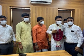 ગુજરાત યુનિવર્સિટીમાં સેનેટ વેલ્ફેર અને સિન્ડિકેટ મેમ્બરે ચાર્જ સંભાળ્યો, સોશિયલ ડિસ્ટન્સનો થયો ભંગ