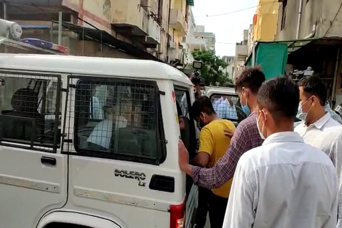 અંકિત ઘોનસિકર, વડોદરા : વડોદરામાં (Vadodara) ગત 8મી જૂન કબડ્ડી પ્લેયર (Kabbadi Player) યુવતી સાથે તેના જ બે મિત્રોએ બળાત્કાર (Rape) ગુજાર્યો હતો. આ ઘટના બાદ ડઘાઈ ગયેલી યુવતીએ 10મી જૂનના રોજ આપઘાત (Suicide) કરી અને જિંદગી ટૂંકાવી હતી. પોલીસે આ મામલે બળાત્કાર ગુજારનારા આરોપી યુવકો દિશાંત કહાર અને નાઝિમ મીર્ઝાની પોલીસે (Police) ધરપકડ કરી પાંચ દિવસના રિમાન્ડ મેળવી કાર્યવાહી હાથ ધરી છે. આ યુવકો એકલી રહેતી યુવતી સાથે નોકરી કરતા હતા અને તેમણે સાથે દારૂની મહેફિલ માણી અને બાદમાં દુષ્કર્મ ગુજાર્યુ હતું. અંકિત ઘોનસિકર, વડોદરા : વડોદરામાં (Vadodara) ગત 8મી જૂન કબડ્ડી પ્લેયર (Kabbadi Player) યુવતી સાથે તેના જ બે મિત્રોએ બળાત્કાર (Rape) ગુજાર્યો હતો. આ ઘટના બાદ ડઘાઈ ગયેલી યુવતીએ 10મી જૂનના રોજ આપઘાત (Suicide) કરી અને જિંદગી ટૂંકાવી હતી. પોલીસે આ મામલે બળાત્કાર ગુજારનારા આરોપી યુવકો દિશાંત કહાર અને નાઝિમ મીર્ઝાની પોલીસે (Police) ધરપકડ કરી પાંચ દિવસના રિમાન્ડ મેળવી કાર્યવાહી હાથ ધરી છે. આ યુવકો એકલી રહેતી યુવતી સાથે નોકરી કરતા હતા અને તેમણે સાથે દારૂની મહેફિલ માણી અને બાદમાં દુષ્કર્મ ગુજાર્યુ હતું.