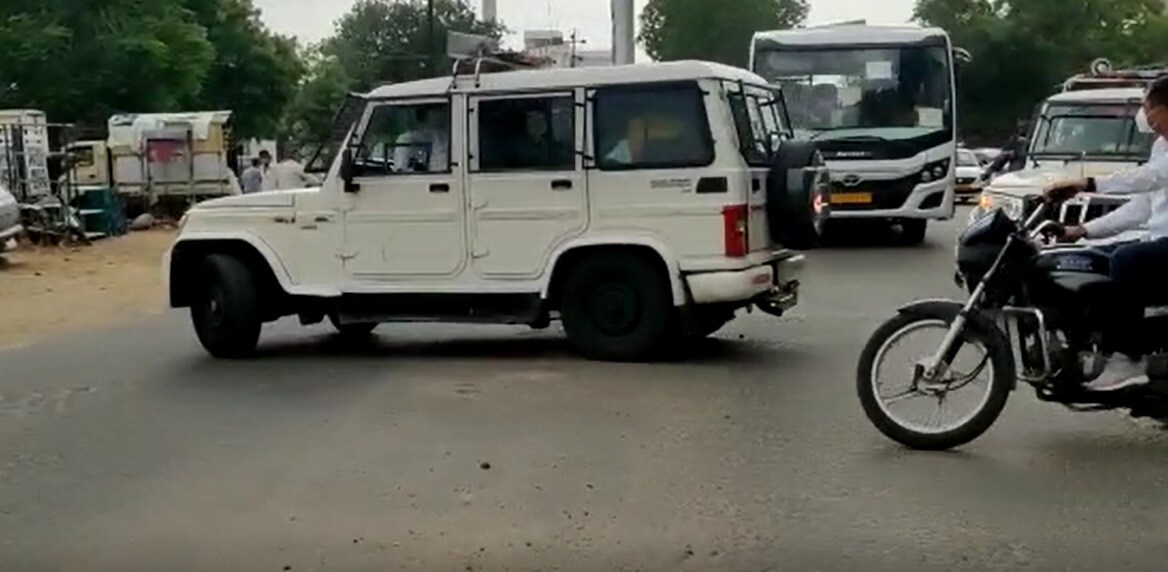 બનાવની વિગતો એવી છે કે શહેરના લક્ષ્મીપુરા વિસ્તારમાં પરિવારથી અલગ રહેતી 19 વર્ષીય યુવતીએ ગત સપ્ટેમ્બર 2020થી પરિવારથી જૂદી રહેવાનું શરૂ કર્યુ હતુ. પીડિતા નેશનલ લેવલ પર કબડ્ડી રમી ચુકી છે. પરિવારથી અલગ રહેતી હોવાથી ગુજરાન ચલાવવા તેણીએ એક કોલ સેન્ટરમાં કામ કરવાનુ શરૂ કર્યું હતુ. જ્યાં તેની સાથે કામ કરતા સહકર્મી દિશાંત કહાર અને નાઝિમ મીર્ઝા સાથે તેની મિત્રતા બંધાઇ હતી. બનાવની વિગતો એવી છે કે શહેરના લક્ષ્મીપુરા વિસ્તારમાં પરિવારથી અલગ રહેતી 19 વર્ષીય યુવતીએ ગત સપ્ટેમ્બર 2020થી પરિવારથી જૂદી રહેવાનું શરૂ કર્યુ હતુ. પીડિતા નેશનલ લેવલ પર કબડ્ડી રમી ચુકી છે. પરિવારથી અલગ રહેતી હોવાથી ગુજરાન ચલાવવા તેણીએ એક કોલ સેન્ટરમાં કામ કરવાનુ શરૂ કર્યું હતુ. જ્યાં તેની સાથે કામ કરતા સહકર્મી દિશાંત કહાર અને નાઝિમ મીર્ઝા સાથે તેની મિત્રતા બંધાઇ હતી.