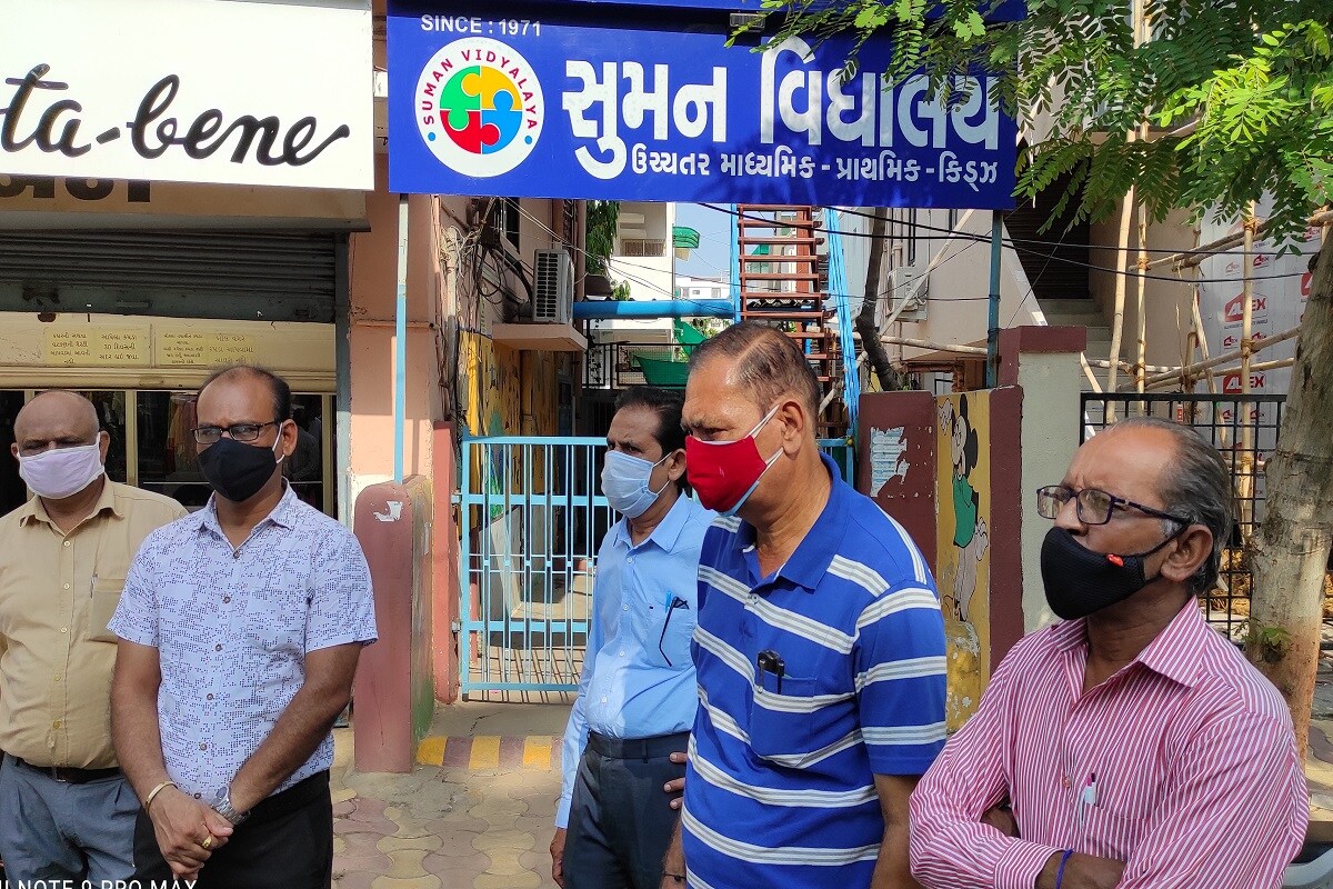 તો આ મામલે રાજ્યના આચાર્ય મંડળના મહામંત્રી વિષ્ણુભાઈ પટેલએ શાળાઓ ખોલવા પરવાનગી આપવા સરકારને રજુઆત કરવા જણાવ્યું છે. તો સંચાલક મંડળના પ્રમુખ ભાસ્કર પટેલે જણાવ્યું કે, જ્યાં સુધી BU પરમિશનનો સવાલ છે તે 1984 પછી આવી તે પહેલાં બાંધકામ રજા ચિઠ્ઠી અમલમાં હતી. આ મામલામાં જો મકાન માલિક બદલાતા જય કે ભાડુઆત બદલાતા જાય એટલે આ તકલીફ ઉભી થઈ છે. તો આ મામલે રાજ્યના આચાર્ય મંડળના મહામંત્રી વિષ્ણુભાઈ પટેલએ શાળાઓ ખોલવા પરવાનગી આપવા સરકારને રજુઆત કરવા જણાવ્યું છે. તો સંચાલક મંડળના પ્રમુખ ભાસ્કર પટેલે જણાવ્યું કે, જ્યાં સુધી BU પરમિશનનો સવાલ છે તે 1984 પછી આવી તે પહેલાં બાંધકામ રજા ચિઠ્ઠી અમલમાં હતી. આ મામલામાં જો મકાન માલિક બદલાતા જય કે ભાડુઆત બદલાતા જાય એટલે આ તકલીફ ઉભી થઈ છે.