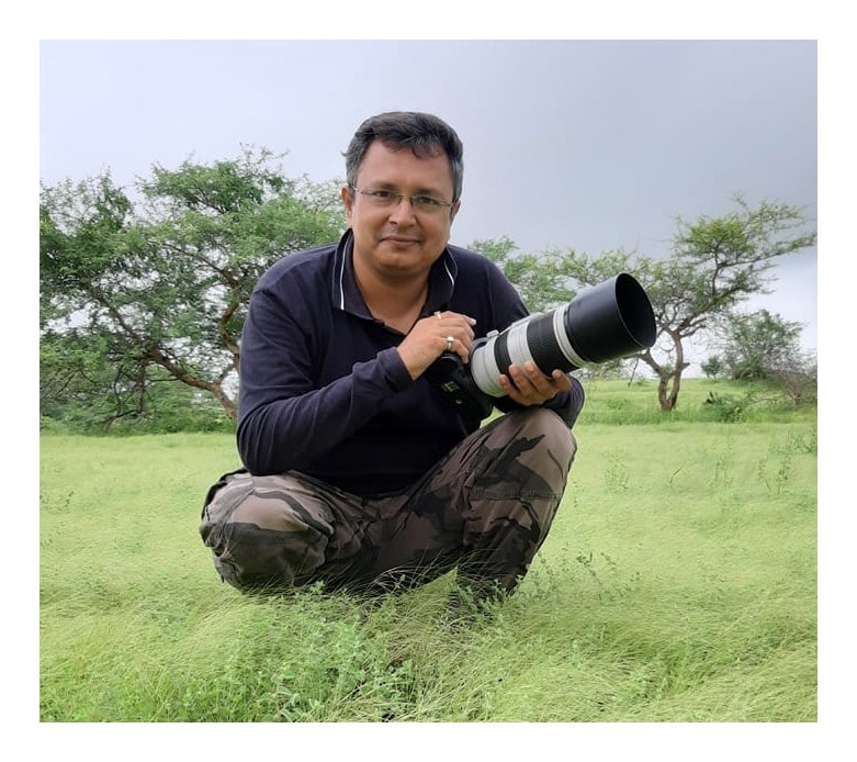 વડોદરાના ડો.રાહુલ ભાગવતને પક્ષી જગત માટે ફોટોગ્રાફી કન્સલ્ટન્ટ તરીકે ઓળખાવી શકાય કારણ કે તેમણે દેશના પહોંચાય એ ખૂણે જઈને આ પાંખાળા દેવદૂતોની આંખ ઠરે તેવી તસવીરો ખૂબ રખડી રખડીને અને ધીરજપૂર્વક પ્રતીક્ષા કરીને લીધી છે. હોર્નબિલના જે પ્રકાર ભારતમાં જોવા મળે છે તેની વિવિધતાને તેમણે કેમેરામાં ક્લિક કરી છે. ફોટોગ્રાફીની સાથે ડો.રાહુલ પક્ષીઓની જીવનશૈલી અને ખાસીયતોનું ઝીણું નિરીક્ષણ પણ કરે છે અને જરૂરી જાણકારી પણ મેળવે છે.(માહિતી સ્ત્રોત: તસવીરો ડો.રાહુલ ભાગવત) વડોદરાના ડો.રાહુલ ભાગવતને પક્ષી જગત માટે ફોટોગ્રાફી કન્સલ્ટન્ટ તરીકે ઓળખાવી શકાય કારણ કે તેમણે દેશના પહોંચાય એ ખૂણે જઈને આ પાંખાળા દેવદૂતોની આંખ ઠરે તેવી તસવીરો ખૂબ રખડી રખડીને અને ધીરજપૂર્વક પ્રતીક્ષા કરીને લીધી છે. હોર્નબિલના જે પ્રકાર ભારતમાં જોવા મળે છે તેની વિવિધતાને તેમણે કેમેરામાં ક્લિક કરી છે. ફોટોગ્રાફીની સાથે ડો.રાહુલ પક્ષીઓની જીવનશૈલી અને ખાસીયતોનું ઝીણું નિરીક્ષણ પણ કરે છે અને જરૂરી જાણકારી પણ મેળવે છે.(માહિતી સ્ત્રોત: તસવીરો ડો.રાહુલ ભાગવત)