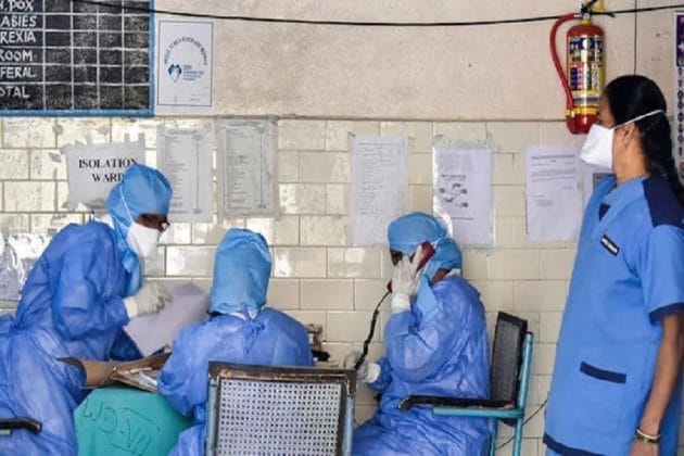 અમદાવાદ : રાજ્યમાં (Gujarat Coronavirus updates)છેલ્લા 24 કલાકમાં કોરોના વાયરસના (Coronavirus)નવા 27 કેસ નોંધાયા છે. જેની સામે 17 દર્દીઓ સાજા થયા છે. છેલ્લા 24 કલાકમાં રાજ્યમાં કોવિડ-19 (Covid19)ના કારણે એકપણ દર્દીનું મોત થયું નથી. રાજ્યમાં કુલ મૃત્યુઆંક 10082 થયો છે. રાજ્યમાં સાજા થવાનો દર 98.76 ટકા છે. રાજ્યમાં આજની તારીખે રસીના કુલ 6,13,81,512 ડોઝ આપવામાં આવ્યા છે. અમદાવાદ : રાજ્યમાં (Gujarat Coronavirus updates)છેલ્લા 24 કલાકમાં કોરોના વાયરસના (Coronavirus)નવા 27 કેસ નોંધાયા છે. જેની સામે 17 દર્દીઓ સાજા થયા છે. છેલ્લા 24 કલાકમાં રાજ્યમાં કોવિડ-19 (Covid19)ના કારણે એકપણ દર્દીનું મોત થયું નથી. રાજ્યમાં કુલ મૃત્યુઆંક 10082 થયો છે. રાજ્યમાં સાજા થવાનો દર 98.76 ટકા છે. રાજ્યમાં આજની તારીખે રસીના કુલ 6,13,81,512 ડોઝ આપવામાં આવ્યા છે.