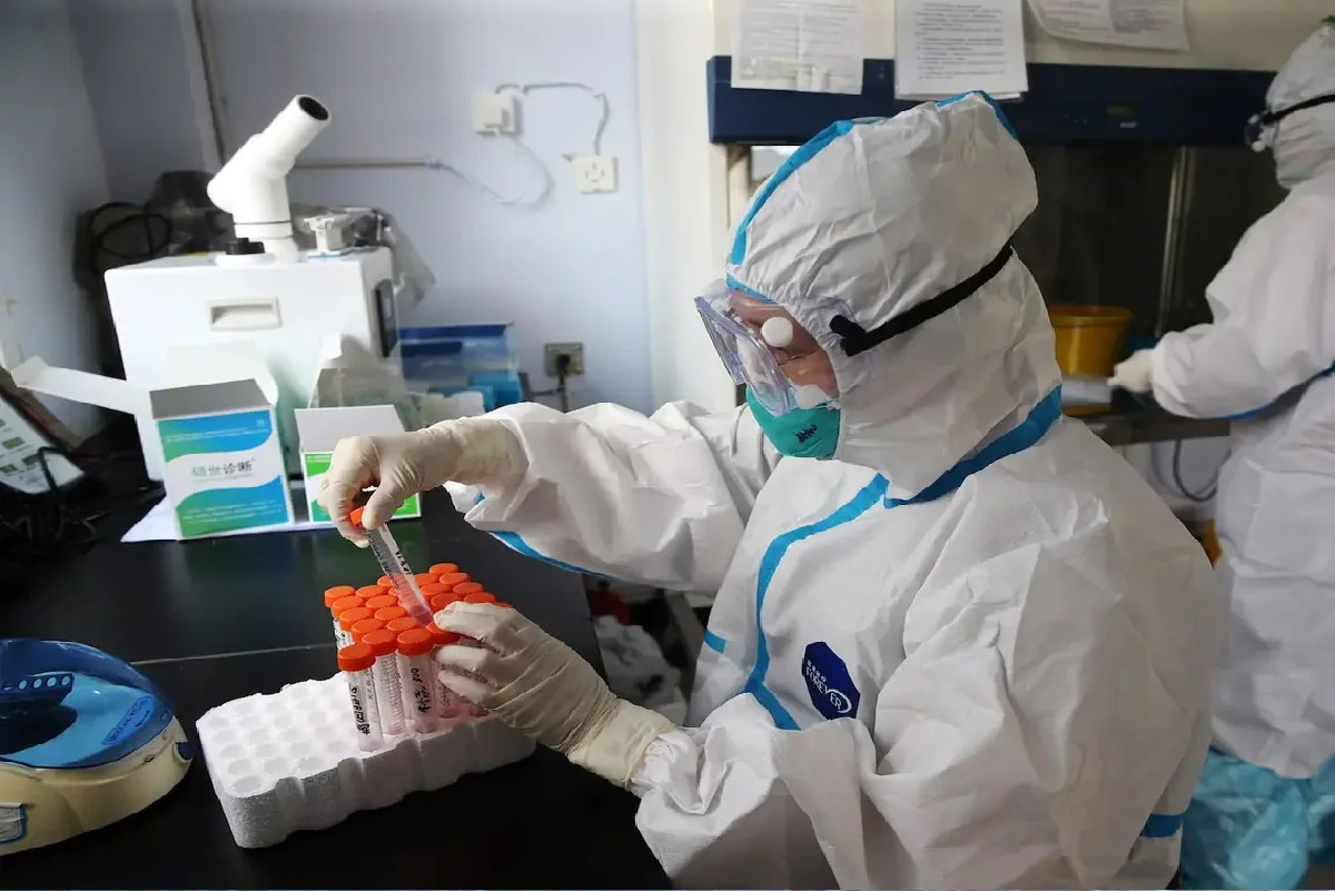  દેશમાંથી બીજી લહેરની અસર (Second Wave of Coronavirus) ઓછી થઈ રહી છે. કોરોના સંક્રમણના કેસમાં સતત ઘટાડો નોંધાઈ રહ્યો છે. જોકે, કેરળ સહિતનાં કેટલાંક રાજ્યોમાં આજે પણ સ્થિતિ ગંભીર છે. આ દરમિયાન દેશની સૌપ્રથમ કોરોના દર્દીને ફરીથી કોરોના થયો હોવાનું જાણવા મળે છે. આ દર્દી કેરળના ત્રીશૂરમાં રહે છે અને મેડિકલ સ્ટુડન્ટ છે. તે 2020ની 30 જાન્યુઆરીએ વુહાનથી પરત ફરી હતી. અત્યારે તેની સારવાર ઘરે જ ચાલી રહી છે.