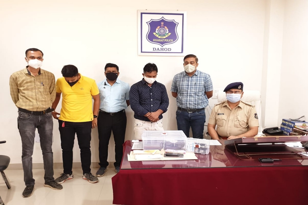 પોતાની સાથે છેતરપિંડી થઈ હોવાનો એહસાસ થતાં દાહોદ ટાઉન પોલીસ મથકે ફરિયાદ નોધાવી હતી પોલીસે અજાણ્યા ઈસમ વિરુધ્ધ ગુનો દાખલ કરી તપાસ હાથ ધરી હતી. ઘટનાની ગંભીરતા જોતાં દાહોદ એલ,સી.બી એ તપાસ શરૂ કરી હ્યુમન ઇન્ટેલિજેંસ, ટેકનિકનલ અને સાયબર એક્સપર્ટની ટીમોની મદદથી તપાસનો દોર શરૂ કર્યો હતો. જેમાં દાહોદ શહેરમાં લાગેલા CCTVમાં રાજસ્થાન પાર્સીંગની બાઈક શંકાના ઘેરામાં આવતા બાઇકના નબરના આધારે રાજસ્થાનના બાંસવાડા જિલ્લાના સજ્જનગઢ ખાતે એલ.સી.બીની ટીમ પહોચી હતી. પોતાની સાથે છેતરપિંડી થઈ હોવાનો એહસાસ થતાં દાહોદ ટાઉન પોલીસ મથકે ફરિયાદ નોધાવી હતી પોલીસે અજાણ્યા ઈસમ વિરુધ્ધ ગુનો દાખલ કરી તપાસ હાથ ધરી હતી. ઘટનાની ગંભીરતા જોતાં દાહોદ એલ,સી.બી એ તપાસ શરૂ કરી હ્યુમન ઇન્ટેલિજેંસ, ટેકનિકનલ અને સાયબર એક્સપર્ટની ટીમોની મદદથી તપાસનો દોર શરૂ કર્યો હતો. જેમાં દાહોદ શહેરમાં લાગેલા CCTVમાં રાજસ્થાન પાર્સીંગની બાઈક શંકાના ઘેરામાં આવતા બાઇકના નબરના આધારે રાજસ્થાનના બાંસવાડા જિલ્લાના સજ્જનગઢ ખાતે એલ.સી.બીની ટીમ પહોચી હતી.