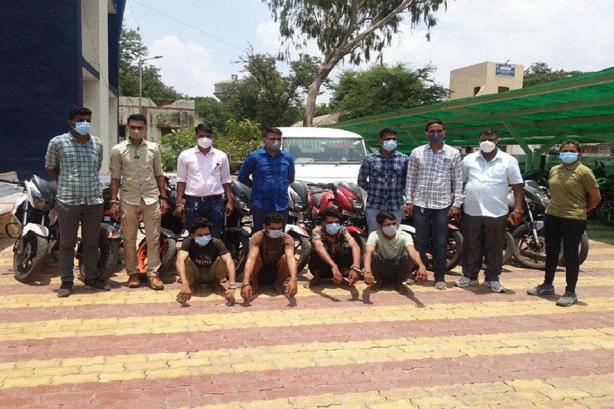 સાબિર ભાભોર, દાહોદઃ દાહોદ ટાઉન પોલીસે (Dahod town police) ચોરીની બાઈક (theft bike) સાથે બાઈકચોરોને ઝડપી લેતા એક પછી એક ચોરીના ભેદમાં 2 બાઈક પોલીસની જ નીકળી ચોરીની કુલ 11 હાઈસ્પીડ બાઈક (highspeed bike) અને એક બોલેરો સાથે ચારની ધરપકડ કરાઈ જ્યારે 6 બાઈકચોર વોન્ટેડ (wanted) જાહેર કરાયા છે. સાબિર ભાભોર, દાહોદઃ દાહોદ ટાઉન પોલીસે (Dahod town police) ચોરીની બાઈક (theft bike) સાથે બાઈકચોરોને ઝડપી લેતા એક પછી એક ચોરીના ભેદમાં 2 બાઈક પોલીસની જ નીકળી ચોરીની કુલ 11 હાઈસ્પીડ બાઈક (highspeed bike) અને એક બોલેરો સાથે ચારની ધરપકડ કરાઈ જ્યારે 6 બાઈકચોર વોન્ટેડ (wanted) જાહેર કરાયા છે.