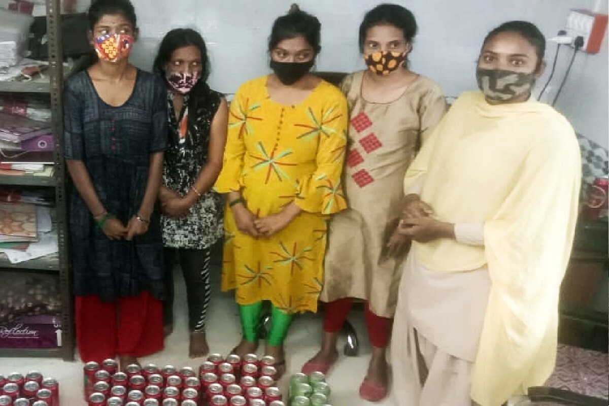 કૃષ્ણનગર પોલીસ સ્ટેશનના પીઆઇ એ.જે.ચૌહાણની ટીમને બાતમી મળી હતી કે નવા નરોડા વિસ્તારમાં આવેલી નવી કેનાલ પાસે મહારાષ્ટ્રની કેટલીક યુવતી વિદેશી દારૂનો જથ્થો લઇને પસાર થવાની છે. બાતમીના આધારે કૃષ્ણનગર પોલીસની ટીમે વોચ ગોઠવી હતી. જેમાં ચાર યુવતીઓ ત્યાથી પસાર થઇ હતી તેમને જોતાની સાથે પોલીસે તેમની અટકાયત કરી હતી અને થેલાની તલાશી લીધી હતી. પોલીસને યુવતીના થેલા માંથી બીયરનો જથ્થો મળી આવ્યો હતો. કૃષ્ણનગર પોલીસ સ્ટેશનના પીઆઇ એ.જે.ચૌહાણની ટીમને બાતમી મળી હતી કે નવા નરોડા વિસ્તારમાં આવેલી નવી કેનાલ પાસે મહારાષ્ટ્રની કેટલીક યુવતી વિદેશી દારૂનો જથ્થો લઇને પસાર થવાની છે. બાતમીના આધારે કૃષ્ણનગર પોલીસની ટીમે વોચ ગોઠવી હતી. જેમાં ચાર યુવતીઓ ત્યાથી પસાર થઇ હતી તેમને જોતાની સાથે પોલીસે તેમની અટકાયત કરી હતી અને થેલાની તલાશી લીધી હતી. પોલીસને યુવતીના થેલા માંથી બીયરનો જથ્થો મળી આવ્યો હતો.