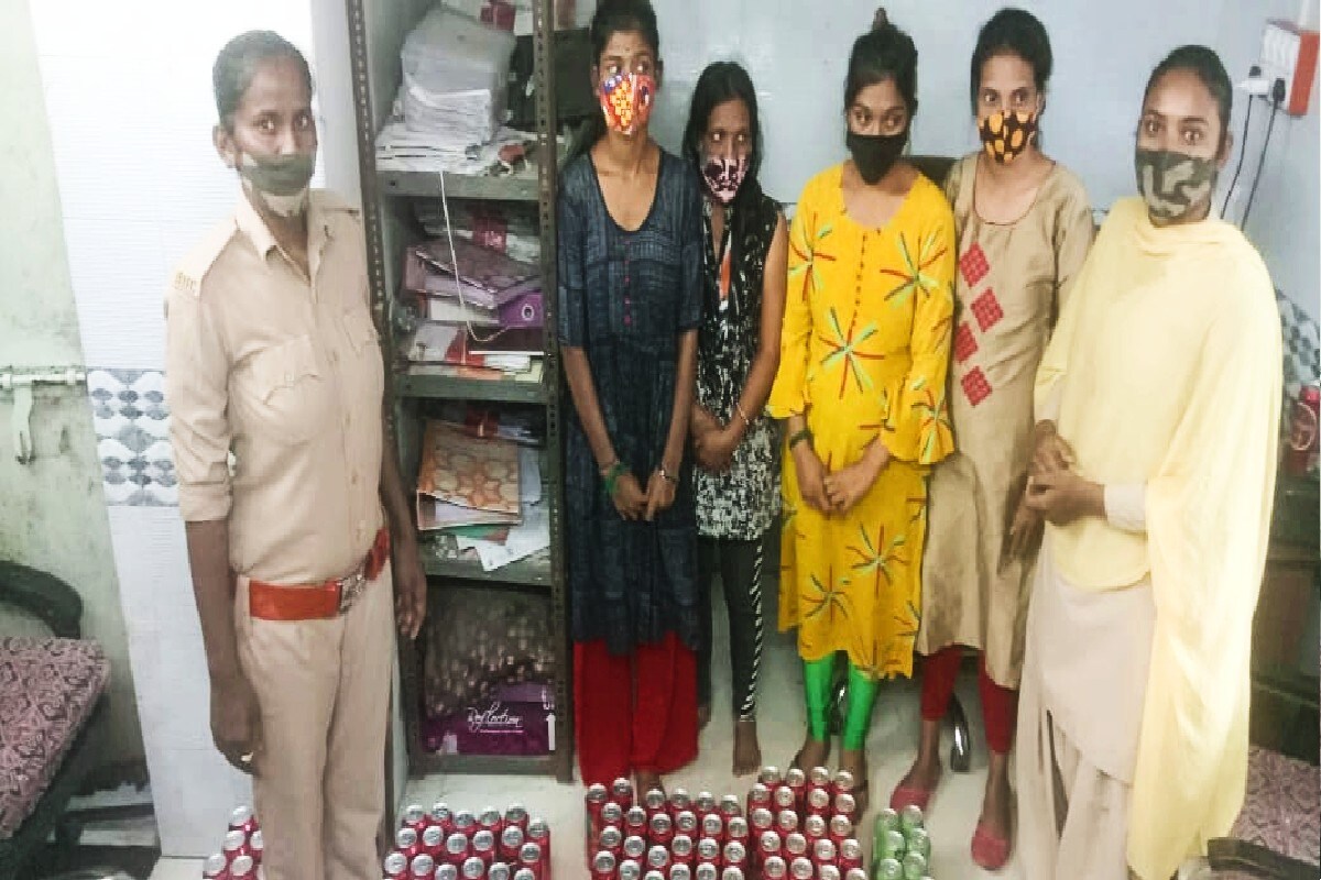 કૃષ્ણનગર પોલીસે મહારાષ્ટ્રની અલગ અલગ જગ્યા પર રહેતી લક્ષ્મી માછરે, પુર્ણીમા ભાટ, પુજા તમાઉચીકર અને સુનિતા ટીડેગેની 214 બીયરના ટીન સાથે ધરપકડ કરી છે. આ મહિલાઓ કુબેરનગરમાં રહેતા બુટલેગર તેજસ તમચેને આ બીયરનો જથ્થો આપવાની હતી. કૃષ્ણનગર પોલીસે મહારાષ્ટ્રની અલગ અલગ જગ્યા પર રહેતી લક્ષ્મી માછરે, પુર્ણીમા ભાટ, પુજા તમાઉચીકર અને સુનિતા ટીડેગેની 214 બીયરના ટીન સાથે ધરપકડ કરી છે. આ મહિલાઓ કુબેરનગરમાં રહેતા બુટલેગર તેજસ તમચેને આ બીયરનો જથ્થો આપવાની હતી.
