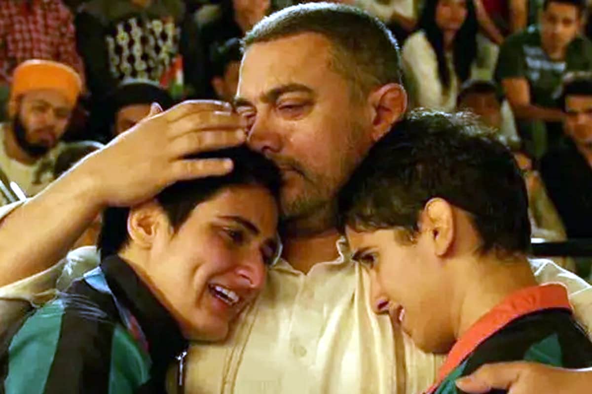 આજે 20 જૂને સમગ્ર દુનિયામાં ફાધર્સ ડે (Father’s Day 2021)ની ઉજવણી થઈ રહી છે. આ દિવસે બાળકોના ઉછેર અને વિકાસમાં પિતાના યોગદાનને બિરદાવવામાં આવે છે. સંતાનો પોતાના પિતા સાથે અલગ-અલગ રીતે ફાધર્સ ડે (Father’s Day)ની ઉજવણી કરતાં હોય છે. સંતાનો અને પિતા વચ્ચેના આ અનોખા સંબંધો પર બોલિવૂડ (Bollywood)માં અનેક ફિલ્મો પર બની છે. અમે આજે આપને એવી 5 ફિલ્મો વિશે જણાવવા જઈ રહ્યા છીએ જેને જોઈને તમે આજનો દિવસ ખૂબ જ ઉમંગ સાથે ઉજવી શકો છો. એક પિતા પોતાના સંતાનો માટે કઈ હદે ત્યાગ કરે છે, તે વાસ્તવિક રીતે બોલિવૂડની ફિલ્મોમાં દર્શાવવામાં આવ્યું છે. તો આજે ફાધર્સ ડેની ઉજવણી આ ફિલ્મો જોઈને અચૂક કરો... આજે 20 જૂને સમગ્ર દુનિયામાં ફાધર્સ ડે (Father’s Day 2021)ની ઉજવણી થઈ રહી છે. આ દિવસે બાળકોના ઉછેર અને વિકાસમાં પિતાના યોગદાનને બિરદાવવામાં આવે છે. સંતાનો પોતાના પિતા સાથે અલગ-અલગ રીતે ફાધર્સ ડે (Father’s Day)ની ઉજવણી કરતાં હોય છે. સંતાનો અને પિતા વચ્ચેના આ અનોખા સંબંધો પર બોલિવૂડ (Bollywood)માં અનેક ફિલ્મો પર બની છે. અમે આજે આપને એવી 5 ફિલ્મો વિશે જણાવવા જઈ રહ્યા છીએ જેને જોઈને તમે આજનો દિવસ ખૂબ જ ઉમંગ સાથે ઉજવી શકો છો. એક પિતા પોતાના સંતાનો માટે કઈ હદે ત્યાગ કરે છે, તે વાસ્તવિક રીતે બોલિવૂડની ફિલ્મોમાં દર્શાવવામાં આવ્યું છે. તો આજે ફાધર્સ ડેની ઉજવણી આ ફિલ્મો જોઈને અચૂક કરો...
