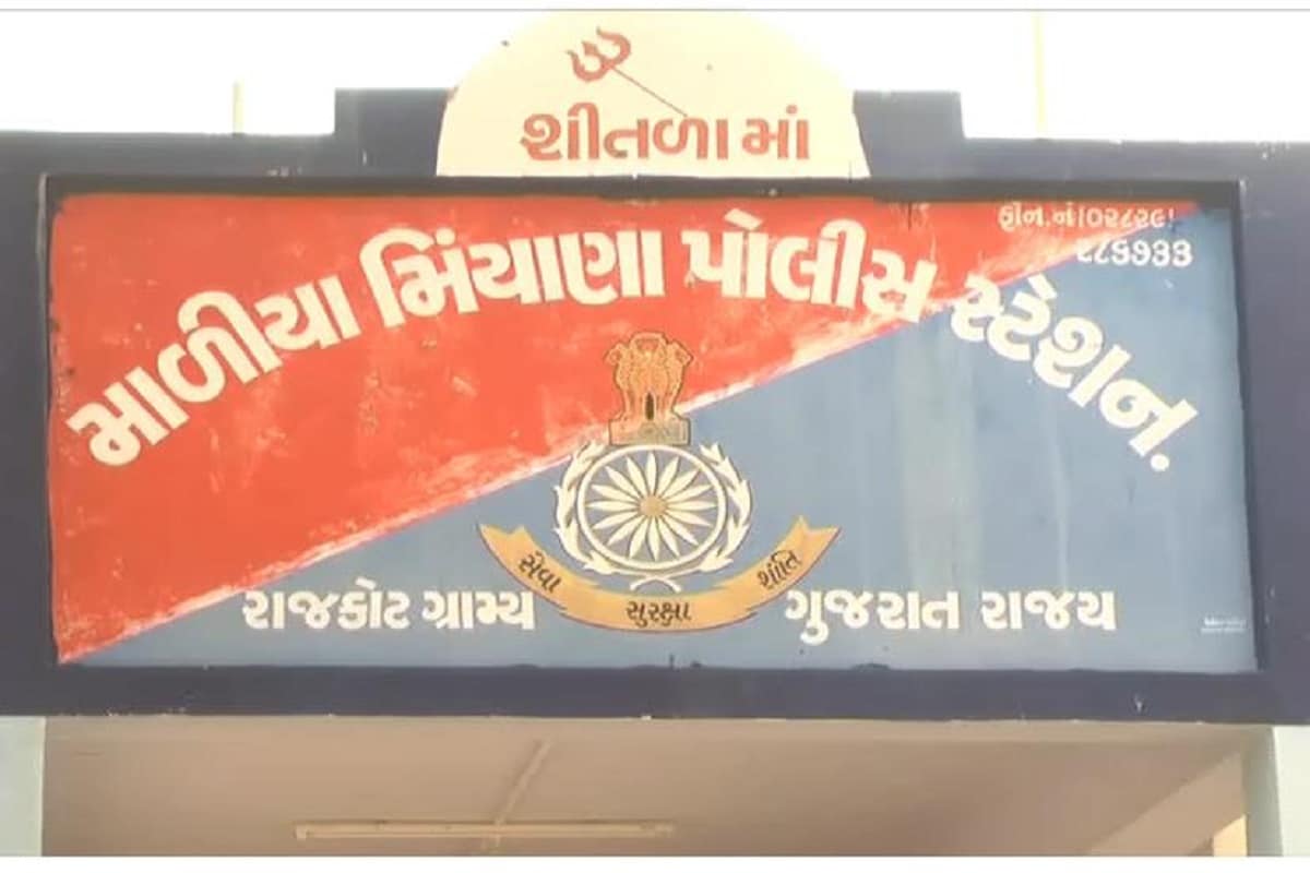 મોરબી જીલ્લામાં એક એવું પોલીસ મથક આવેલું છે જ્યાં માતાજીની પૂજા અર્ચના કરવામાં આવે છે. એટલું જ નહીં અહીંયા શીતળા માતાજીની પૂજા અર્ચના કરી જ થાણાં અધિકારી ચાર્જ સંભાળે છે. વર્ષોથી આ શીતળા માતાજી સાથે ઘણા લોકોની શ્રદ્ધા જોડાયેલી છે અનેક લોકો માનતા પણ માને છે. માળીયા મિયાણા પોલીસમથકમાં આવેલા આ શીતળા માતાજીના મંદિરની ધજા મુશ્કેલી આવે એ પહેલાં જ સંકેત આપી દેતા હોવાનું પણ માનવામાં આવે છે. જ્યારે મંદિરની ધજાની આંટી ચડે છે ત્યારે કંઈક મુસીબત આવવાની હોય છે આવું લોકોનું માનવું છે તો બીજી બાજુ માળીયા પોલીસકર્મીઓ પણ આ માતાજીના મંદિર પૂરે પુરી શ્રદ્ધા રાખે છે. એટલું જ નહીં માળીયા પોલીસ મથક પર સૌથી પહેલા ઉપર શીતળા માતાજીનું નામ લખવામાં આવ્યું છે. ત્યારે લોકો અને પોલીસ માટે આ મુસબીતની દેવી માનવામાં આવે છે. મોરબી જીલ્લામાં એક એવું પોલીસ મથક આવેલું છે જ્યાં માતાજીની પૂજા અર્ચના કરવામાં આવે છે. એટલું જ નહીં અહીંયા શીતળા માતાજીની પૂજા અર્ચના કરી જ થાણાં અધિકારી ચાર્જ સંભાળે છે. વર્ષોથી આ શીતળા માતાજી સાથે ઘણા લોકોની શ્રદ્ધા જોડાયેલી છે અનેક લોકો માનતા પણ માને છે. માળીયા મિયાણા પોલીસમથકમાં આવેલા આ શીતળા માતાજીના મંદિરની ધજા મુશ્કેલી આવે એ પહેલાં જ સંકેત આપી દેતા હોવાનું પણ માનવામાં આવે છે. જ્યારે મંદિરની ધજાની આંટી ચડે છે ત્યારે કંઈક મુસીબત આવવાની હોય છે આવું લોકોનું માનવું છે તો બીજી બાજુ માળીયા પોલીસકર્મીઓ પણ આ માતાજીના મંદિર પૂરે પુરી શ્રદ્ધા રાખે છે. એટલું જ નહીં માળીયા પોલીસ મથક પર સૌથી પહેલા ઉપર શીતળા માતાજીનું નામ લખવામાં આવ્યું છે. ત્યારે લોકો અને પોલીસ માટે આ મુસબીતની દેવી માનવામાં આવે છે.