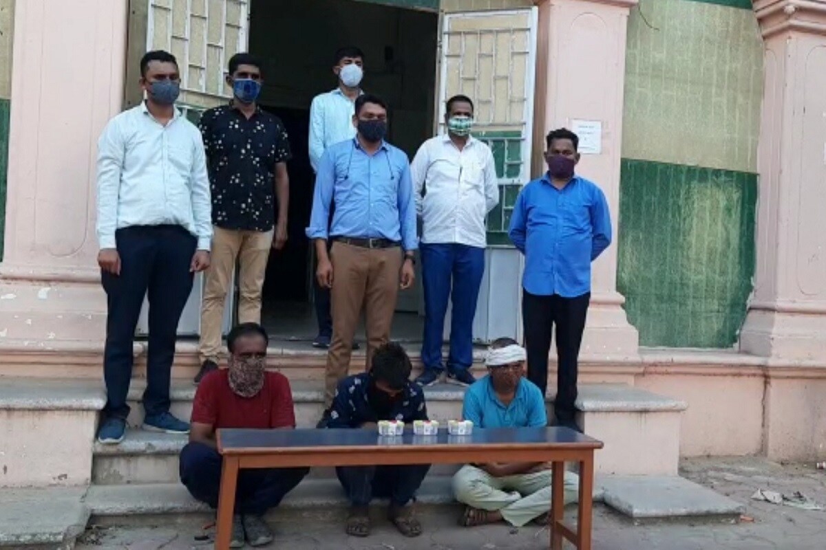 છેલ્લા ઘણા સમયથી બનાસકાંઠા જિલ્લામાં ડ્રગ્સની હેરાફેરી ખૂબ જ વધી ગઈ છે જેને લઈ બનાસકાંઠા જિલ્લા પોલીસ પણ સતર્ક બની ગઇ છે જે અંતર્ગત આજે SOGની ટીમ ને ખાનગી રાહે માહિતી મળતા જ તેમને પાલનપુરના આકેસણ ગામ પાસે વોચ ગોઠવી હતી. તે દરમિયાન એક રાજસ્થાન પારસિંગની શંકાસ્પદ સ્વીફ્ટ કાર આવતા તેને થોભાવી તલાશી લેતા તેમાં કાર ચાલક પ્રકાશ મફતલાલ ખત્રીના ખિસ્સામાંથી 30 ગ્રામ મેફેડ્રોનનો જથ્થો મળી આવ્યો હતો જેથી પોલીસે તરત જ ત્રણેય શખ્સોની અટકાયત કરી હતી. છેલ્લા ઘણા સમયથી બનાસકાંઠા જિલ્લામાં ડ્રગ્સની હેરાફેરી ખૂબ જ વધી ગઈ છે જેને લઈ બનાસકાંઠા જિલ્લા પોલીસ પણ સતર્ક બની ગઇ છે જે અંતર્ગત આજે SOGની ટીમ ને ખાનગી રાહે માહિતી મળતા જ તેમને પાલનપુરના આકેસણ ગામ પાસે વોચ ગોઠવી હતી. તે દરમિયાન એક રાજસ્થાન પારસિંગની શંકાસ્પદ સ્વીફ્ટ કાર આવતા તેને થોભાવી તલાશી લેતા તેમાં કાર ચાલક પ્રકાશ મફતલાલ ખત્રીના ખિસ્સામાંથી 30 ગ્રામ મેફેડ્રોનનો જથ્થો મળી આવ્યો હતો જેથી પોલીસે તરત જ ત્રણેય શખ્સોની અટકાયત કરી હતી.