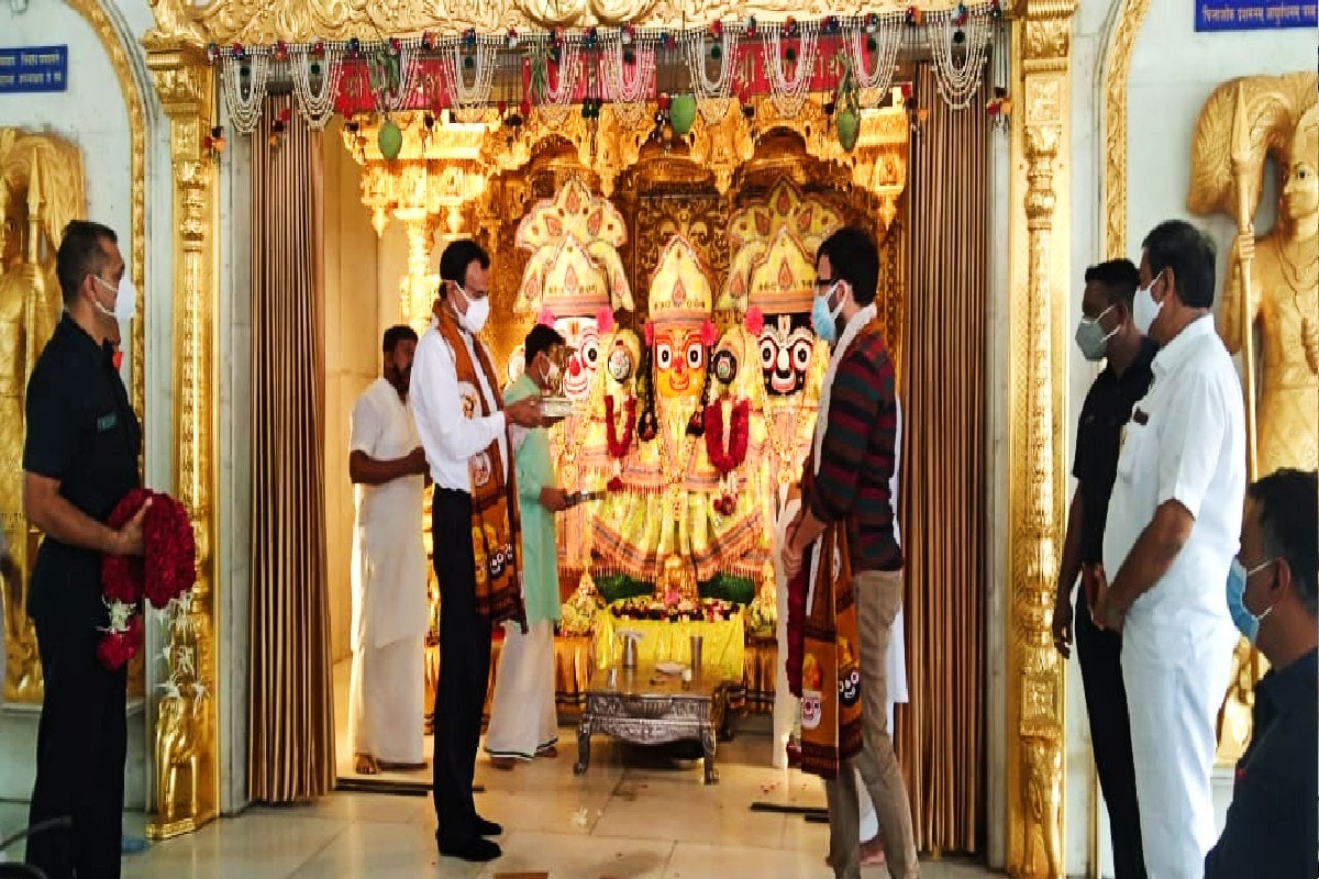 આજે ગૃહમંત્રી પ્રદીપસિંહ જાડેજાનો જન્મ દિવસ છે.અને પ્રદીપસિંહ જાડેજા ભગવાન જગન્નાથ દર્શન કર્યા અને આશિર્વાદ લીધા છે. ત્યારબાદ જગન્નાથ મંદિરના મહંત દિલીપદાસજી મહારાજ ,ટસ્ટ્રી મહેન્દ્ર ઝા અને પ્રદીપસિંહ જાડેજા વચ્ચે બંધ બારણે બેઠક થઈ હતી અને રથયાત્રા અને તે પહેલાંની જળયાત્રાની તૈયારીને લઈ ચર્ચા કરવામાં આવી હતી. આજે ગૃહમંત્રી પ્રદીપસિંહ જાડેજાનો જન્મ દિવસ છે.અને પ્રદીપસિંહ જાડેજા ભગવાન જગન્નાથ દર્શન કર્યા અને આશિર્વાદ લીધા છે. ત્યારબાદ જગન્નાથ મંદિરના મહંત દિલીપદાસજી મહારાજ ,ટસ્ટ્રી મહેન્દ્ર ઝા અને પ્રદીપસિંહ જાડેજા વચ્ચે બંધ બારણે બેઠક થઈ હતી અને રથયાત્રા અને તે પહેલાંની જળયાત્રાની તૈયારીને લઈ ચર્ચા કરવામાં આવી હતી.