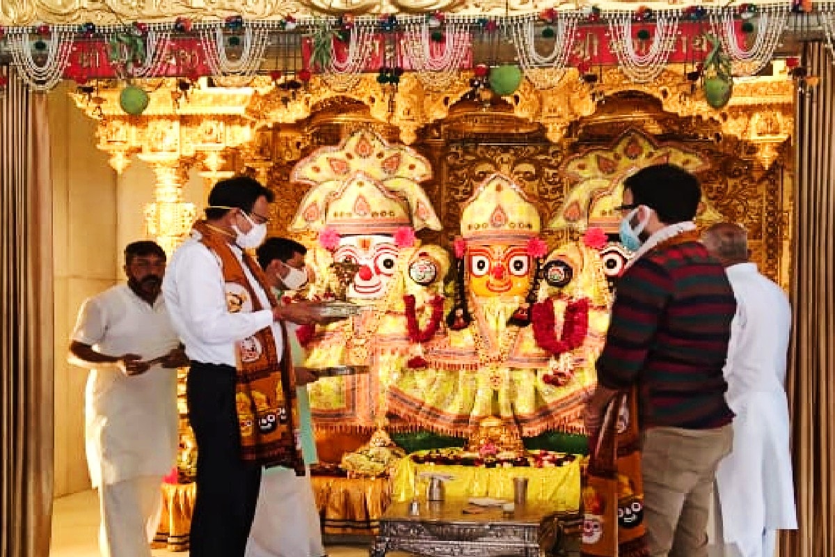 અમદાવાદ જગન્નાથ મંદિરના મહંત દિલીપદાસજી મહારાજ જણાવ્યું છે કે કોરોના સંક્રમણને ધ્યાને રાખી રથયાત્રા અંગે નિર્ણય લેવાશે.મારી નહિ બધા ની લાગણી છે કે રથયાત્રા નીકળે.જો કે જળયાત્રા કોવિડ ગાઇડલાન મુજબ થશે. અમદાવાદ જગન્નાથ મંદિરના મહંત દિલીપદાસજી મહારાજ જણાવ્યું છે કે કોરોના સંક્રમણને ધ્યાને રાખી રથયાત્રા અંગે નિર્ણય લેવાશે.મારી નહિ બધા ની લાગણી છે કે રથયાત્રા નીકળે.જો કે જળયાત્રા કોવિડ ગાઇડલાન મુજબ થશે.
