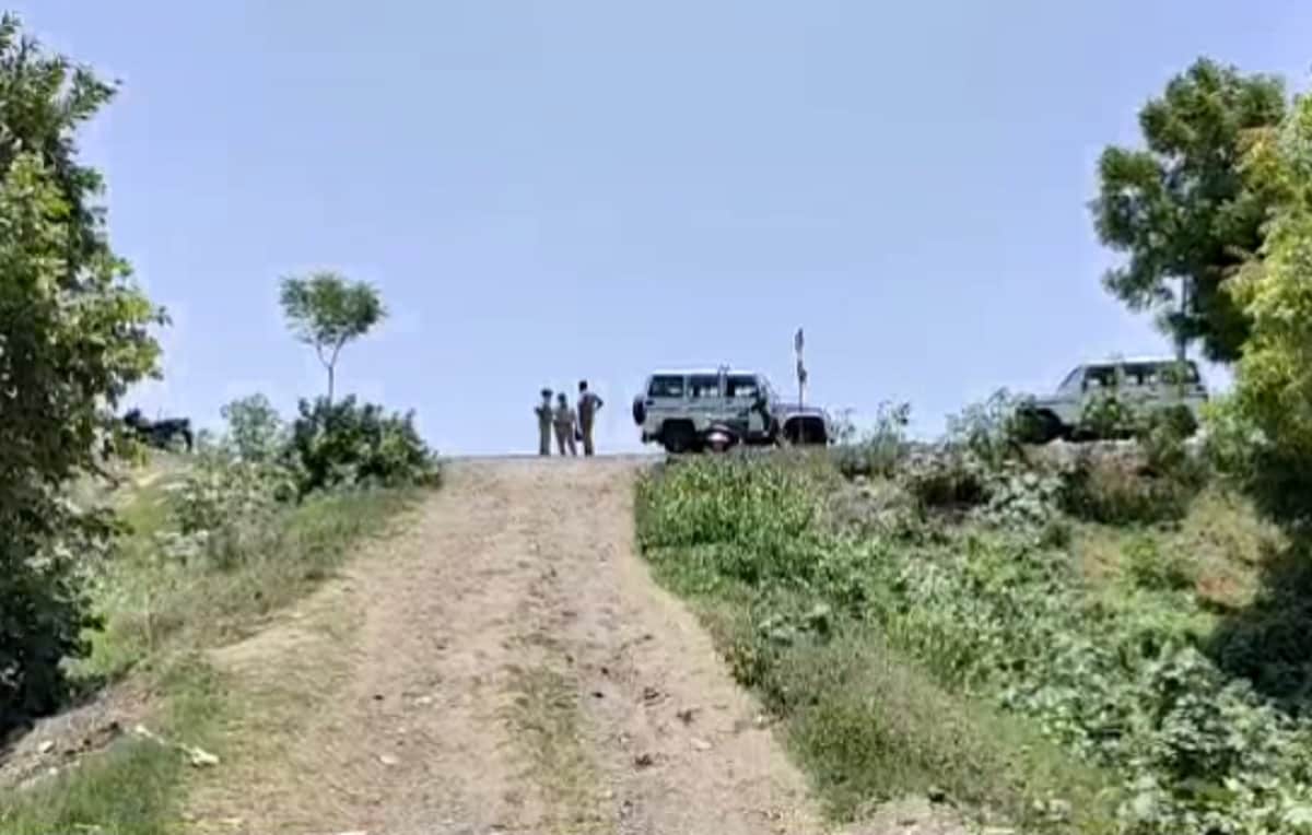 અમરોલી પૂલની નીચે રેહતો કલ્પેશ ઉર્ફે કલ્પો મહીડ કોઈ કામધંધો કરતો નથી. દરમિયાન તેના બનેવી કાલુ સાથે બેહન ઘરમાં ઝગડો કરતી હોવાને મુદે તકરાર ચાલતી હતી. જોકે કાલુએ ગઈકાલે સાળા કલ્પેશનુ કાળસ કાઢી નાખવાનો પ્લાન બનાવ્યો હતો અને તેના સાગરીતો રવિ, દીપક અને બીજો એક એ દારૂની મેહફીલ ગોઠવી હતી. બધા ભેગા મળીને નાની વેડ નદીના પાળા પાસે મંદિર નજીક ગઈકાલે મોડી રાત્રે દારુ પીવા બેઠા હતા અને ત્યાં પણ આજ મુદે ફરી સાળા - બનેવી વચ્ચે ઝગડો થયો હતો અને કાલુ અને તેના સાગરીતોએ ભેગા મળીને કલ્પેશ ઉર્ફે કલ્પોને ચપ્પુંના ૧૫ જેટલા ઘા મારીને મોતને ઘાટ ઉતારીને નાસી ગયા હતા. અમરોલી પૂલની નીચે રેહતો કલ્પેશ ઉર્ફે કલ્પો મહીડ કોઈ કામધંધો કરતો નથી. દરમિયાન તેના બનેવી કાલુ સાથે બેહન ઘરમાં ઝગડો કરતી હોવાને મુદે તકરાર ચાલતી હતી. જોકે કાલુએ ગઈકાલે સાળા કલ્પેશનુ કાળસ કાઢી નાખવાનો પ્લાન બનાવ્યો હતો અને તેના સાગરીતો રવિ, દીપક અને બીજો એક એ દારૂની મેહફીલ ગોઠવી હતી. બધા ભેગા મળીને નાની વેડ નદીના પાળા પાસે મંદિર નજીક ગઈકાલે મોડી રાત્રે દારુ પીવા બેઠા હતા અને ત્યાં પણ આજ મુદે ફરી સાળા - બનેવી વચ્ચે ઝગડો થયો હતો અને કાલુ અને તેના સાગરીતોએ ભેગા મળીને કલ્પેશ ઉર્ફે કલ્પોને ચપ્પુંના ૧૫ જેટલા ઘા મારીને મોતને ઘાટ ઉતારીને નાસી ગયા હતા.