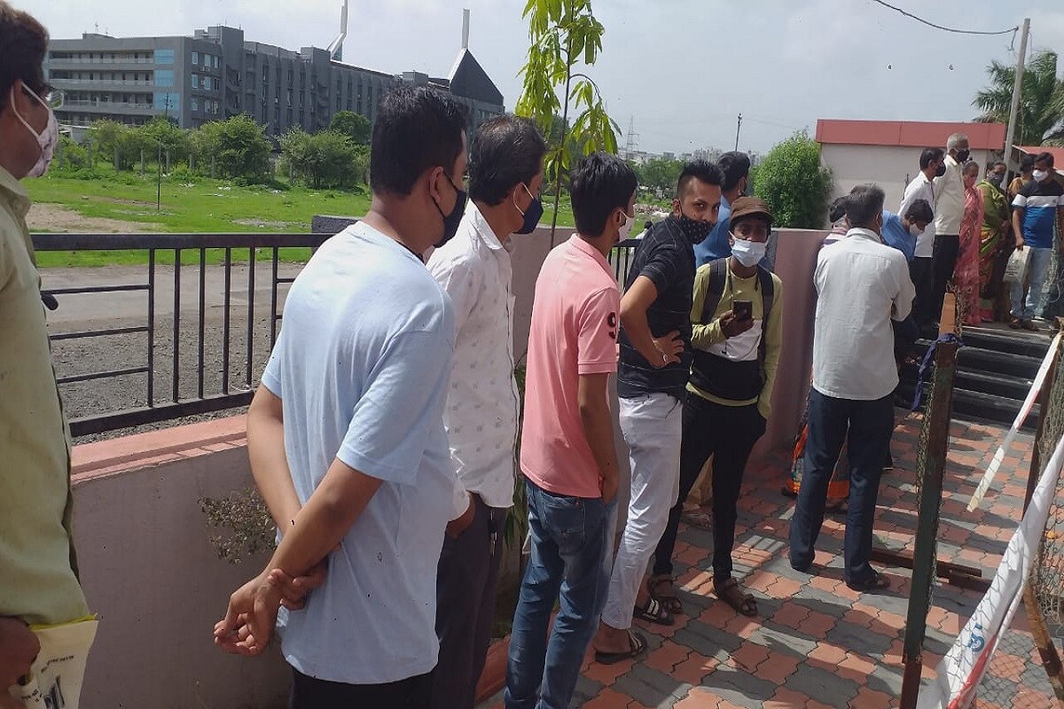 કોરોનાની ત્રીજી વેવ અને હાલમાં જ ડેલ્ટા પ્લસ વેરિઅન્ટનો કેસ સુરતમાંથી મળી આવ્યો છે ત્યારે કોરોનાથી બચવા માટે વેક્સિનેશન ખુબ જરૂરી હોય તેવી જાહેરાતો સરકાર દ્વારા કરવામાં આવી રહી છે. તો બીજી તરફ વેક્સિનેશન સેન્ટરને સુરતમાં તાળા મારેલા જાવા મળ્યા છે. સુરતના પુણા ભૈયાનગર વિસ્તારના લોકો વેક્સિન મુકાવવા માટે કલાકોથી લાઇનમાં ઉભા રહીને સેન્ટર ખુલે તેની પ્રતિક્ષા કરી રહ્યા છે. એક તરફ લોકોમાં વેક્સિનને લઈ જાગૃતતા દેખાય રહી છે તો બીજી બાજુ સરકાર બેદરકાર બની રહી હોવાનું દેખાય રહી છે. વેક્સિનેશન ને લઇ લોકોમાં જાગૃતતા પાછળ ખર્ચાતા કરોડો રૂપિયાનો ધુમાડો થઈ રહ્યો હોય એમ લાગી રહ્યું છે. કોરોનાની ત્રીજી વેવ અને હાલમાં જ ડેલ્ટા પ્લસ વેરિઅન્ટનો કેસ સુરતમાંથી મળી આવ્યો છે ત્યારે કોરોનાથી બચવા માટે વેક્સિનેશન ખુબ જરૂરી હોય તેવી જાહેરાતો સરકાર દ્વારા કરવામાં આવી રહી છે. તો બીજી તરફ વેક્સિનેશન સેન્ટરને સુરતમાં તાળા મારેલા જાવા મળ્યા છે. સુરતના પુણા ભૈયાનગર વિસ્તારના લોકો વેક્સિન મુકાવવા માટે કલાકોથી લાઇનમાં ઉભા રહીને સેન્ટર ખુલે તેની પ્રતિક્ષા કરી રહ્યા છે. એક તરફ લોકોમાં વેક્સિનને લઈ જાગૃતતા દેખાય રહી છે તો બીજી બાજુ સરકાર બેદરકાર બની રહી હોવાનું દેખાય રહી છે. વેક્સિનેશન ને લઇ લોકોમાં જાગૃતતા પાછળ ખર્ચાતા કરોડો રૂપિયાનો ધુમાડો થઈ રહ્યો હોય એમ લાગી રહ્યું છે.