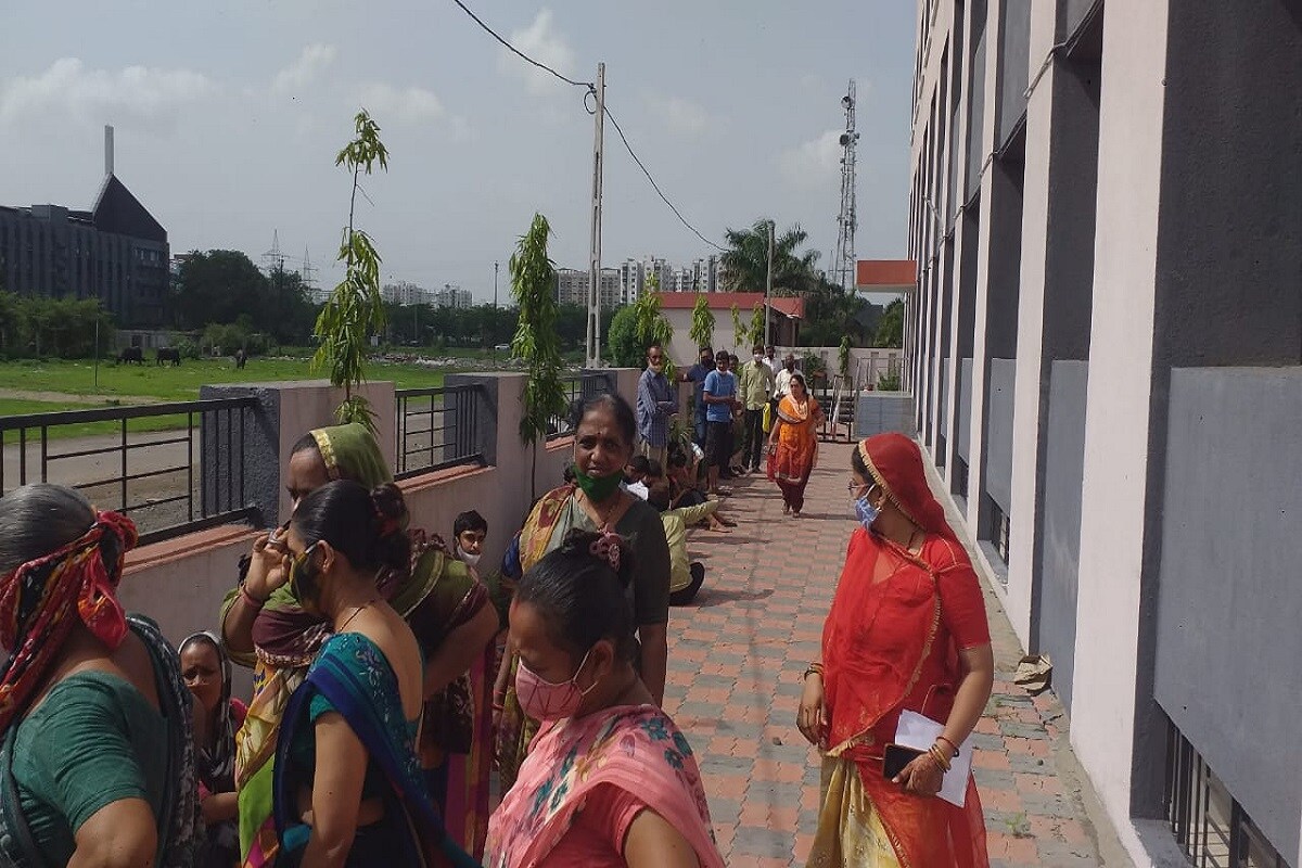 પુણાગામ ભૈયાનગર ખાતે આજે વહેલી સવારથી મહિલા, વૃદ્ધો સહિતના લોકો વેક્સિનેશન સેન્ટર ઉપર અટવાયા હતા. કલાકો સુધી લાઇનમાં ઉભા રહેલા લોકો વેક્સિનેશન સેન્ટર ક્યારે ખુલશે તેની રાહ જોઇ રહ્યા હતા. જાકે સેન્ટરને લાગેલા તાળા બપોર સુધી ખુલ્યા જ ન હતા. અહીં આરોગ્ય વિભાગનો કોઇ સ્ટાફ ફરક્યો ન હતો. સરકાર દ્વારા ફ્રી વેક્સિનેશન કામગીરીની જાહેરાત કરાયા બાદ પણ કેટલીક જગ્યાઓ પર લાલીયાવાડી ચલાવવામાં આવી રહી છે. આરોગ્ય તંત્ર આ તરફ પણ થોડુ ધ્યાન કેન્દ્રીત કરે તે જરૂરી છે. પુણાગામ ભૈયાનગર ખાતે આજે વહેલી સવારથી મહિલા, વૃદ્ધો સહિતના લોકો વેક્સિનેશન સેન્ટર ઉપર અટવાયા હતા. કલાકો સુધી લાઇનમાં ઉભા રહેલા લોકો વેક્સિનેશન સેન્ટર ક્યારે ખુલશે તેની રાહ જોઇ રહ્યા હતા. જાકે સેન્ટરને લાગેલા તાળા બપોર સુધી ખુલ્યા જ ન હતા. અહીં આરોગ્ય વિભાગનો કોઇ સ્ટાફ ફરક્યો ન હતો. સરકાર દ્વારા ફ્રી વેક્સિનેશન કામગીરીની જાહેરાત કરાયા બાદ પણ કેટલીક જગ્યાઓ પર લાલીયાવાડી ચલાવવામાં આવી રહી છે. આરોગ્ય તંત્ર આ તરફ પણ થોડુ ધ્યાન કેન્દ્રીત કરે તે જરૂરી છે.