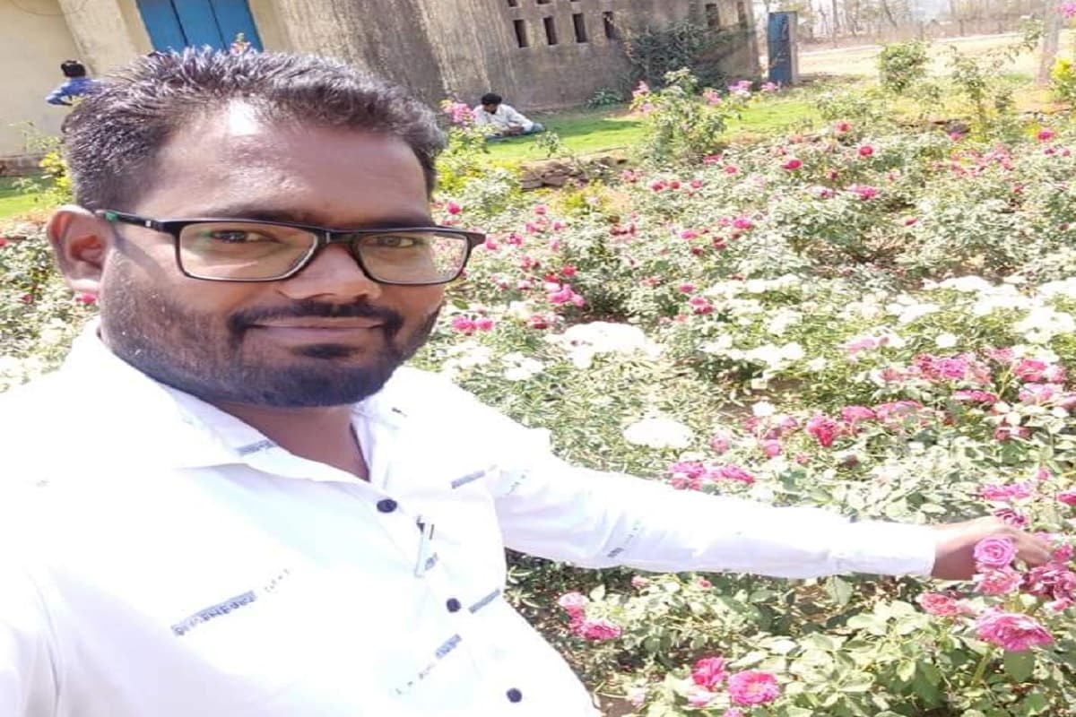 આથી કોન્ટ્રાક્ટરે પોતાના બાકી નીકળતા બીલના રકમના ચેક પર સહી કરવા ગ્રામ પંચાયતના સરપંચે ભરતભાઈ ધાકલભાઈ રાઉતને રજૂઆત કરી હતી. જોકે આ લાંચિયા સરપંચે ચેક પર સહી કરવાના બદલે રૂપિયા 70 હજારની લાંચની માંગ કરી હતી. આથી કોન્ટ્રાક્ટરે પોતાના બાકી નીકળતા બીલના રકમના ચેક પર સહી કરવા ગ્રામ પંચાયતના સરપંચે ભરતભાઈ ધાકલભાઈ રાઉતને રજૂઆત કરી હતી. જોકે આ લાંચિયા સરપંચે ચેક પર સહી કરવાના બદલે રૂપિયા 70 હજારની લાંચની માંગ કરી હતી.