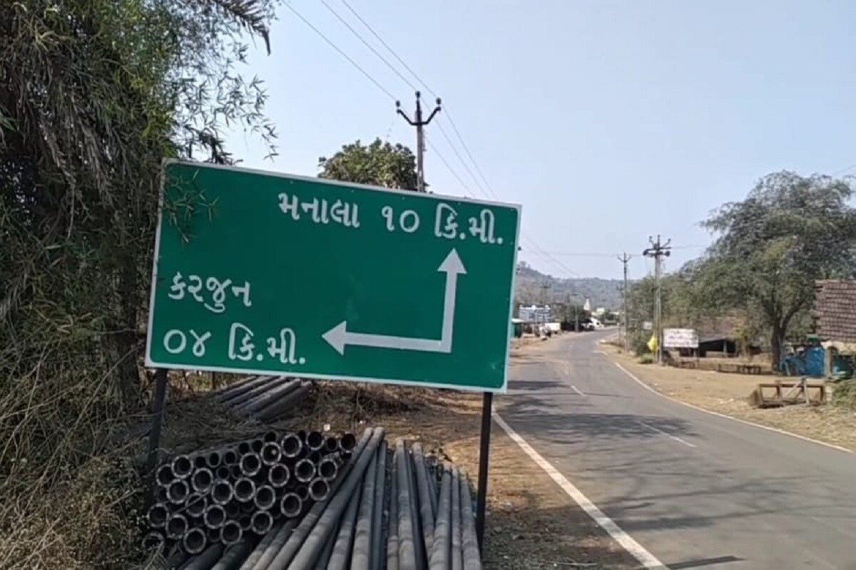આથી કોન્ટ્રાક્ટર પાસેથી ચેક પર સહી કરવાના બદલે માંગેલી લાંચના રૂપિયા 48000 લેવા જતાં જ એસીબીએ લાંચિયા સરપંચ ભરત ધાકલ ભાઈને રંગેહાથ ઝડપી પાડયો હતો. આમ જિલ્લાનો એક સરપંચ કોન્ટ્રાક્ટર પાસેથી લાંચ લેવા જતાં એસીબીના હાથે રંગેહાથ ઝડપાઇ ગયો હતો. આથી કોન્ટ્રાક્ટર પાસેથી ચેક પર સહી કરવાના બદલે માંગેલી લાંચના રૂપિયા 48000 લેવા જતાં જ એસીબીએ લાંચિયા સરપંચ ભરત ધાકલ ભાઈને રંગેહાથ ઝડપી પાડયો હતો. આમ જિલ્લાનો એક સરપંચ કોન્ટ્રાક્ટર પાસેથી લાંચ લેવા જતાં એસીબીના હાથે રંગેહાથ ઝડપાઇ ગયો હતો.