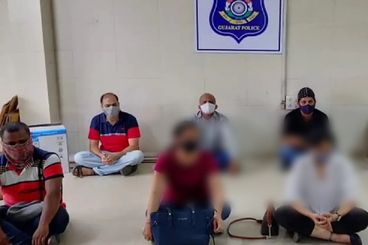 વડોદરા: રસી અને માસ્ક અંગે ભ્રામક અફવાઓ ફેલાવતી ટોળકી ઝડપાઇ, લોકોને આ રીતે કરતા હતા ગુમરાહ