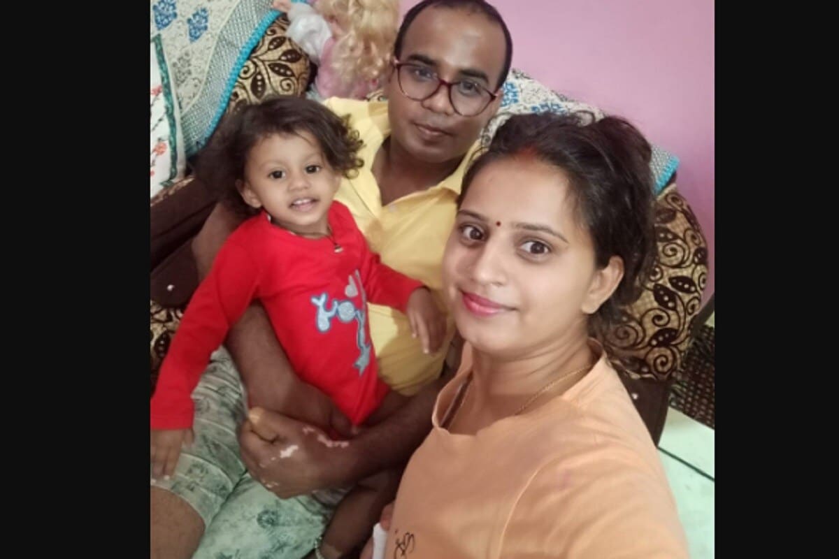 છપરા: બિહારના છપરા જિલ્લા (Bihar Chhapra district)માં અજીબ બનાવ સામે આવ્યો છે. અહીં ડુમરી છપિયા ગામમાં એક ઘરમાં હંગામો મચી ગયો હતો. એક પત્ની હોવા છતાં બીજી પત્ની ઘરે આવી પહોંચતા ધમાલ મચી ગઈ હતી. પછી શું? બંને પત્નીએ વચ્ચે શાબ્દિક યુદ્ધ બાદ હાથ-પગનું યુદ્ધ ખેલાયું હતું. જેના ઘરે આ બબાલ થઈ હતી તે ભારતીય સેના (Indian army)નો જવાબ છે. આ મામલે જવાનની બંને પત્નીઓએ પોલીસ મથકમાં ફરિયાદ નોંધાવી છે. આર્મી જવાન સુનીલ પ્રસાદ મહતો (Sunil Prasad Mahto)ની પ્રથમ પત્ની માલા મહતો (Mala Mahto)એ જણાવ્યું કે, 2013માં તેણીના લગ્ન સુનીલ સાથે થયા હતા. તેણી ત્યારથી જ તેની સાથે રહે છે. છપરા: બિહારના છપરા જિલ્લા (Bihar Chhapra district)માં અજીબ બનાવ સામે આવ્યો છે. અહીં ડુમરી છપિયા ગામમાં એક ઘરમાં હંગામો મચી ગયો હતો. એક પત્ની હોવા છતાં બીજી પત્ની ઘરે આવી પહોંચતા ધમાલ મચી ગઈ હતી. પછી શું? બંને પત્નીએ વચ્ચે શાબ્દિક યુદ્ધ બાદ હાથ-પગનું યુદ્ધ ખેલાયું હતું. જેના ઘરે આ બબાલ થઈ હતી તે ભારતીય સેના (Indian army)નો જવાબ છે. આ મામલે જવાનની બંને પત્નીઓએ પોલીસ મથકમાં ફરિયાદ નોંધાવી છે. આર્મી જવાન સુનીલ પ્રસાદ મહતો (Sunil Prasad Mahto)ની પ્રથમ પત્ની માલા મહતો (Mala Mahto)એ જણાવ્યું કે, 2013માં તેણીના લગ્ન સુનીલ સાથે થયા હતા. તેણી ત્યારથી જ તેની સાથે રહે છે.