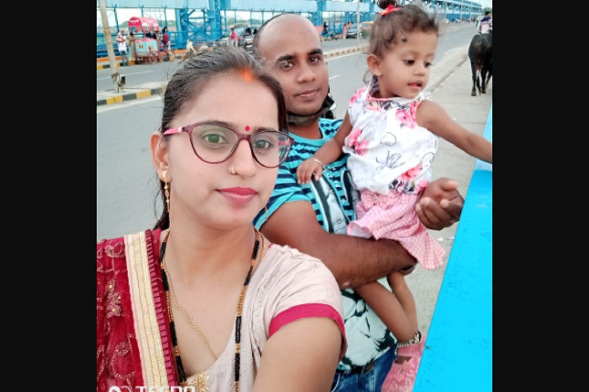 જે બાદમાં ઐશ્વર્યાએ તેના પતિના ઘરે જ તેના બાળક સાથે ડેરાતંબુ તાણ્યા છે. સાથે જ પોલીસને પણ અરજી કરી છે કે તેના બાળક અને પતિનો ડીએનએ ટેસ્ટ કરવામાં આવે, જેનાથી એ વાત સ્પષ્ટ થઈ જાય કે તેના બાળકનો પિતા કોણ છે. હાલ આ ઘટના ગામમાં ચર્ચાનો વિષય બની છે. આર્મી જવાનની પ્રથમ પત્નીને ચાર વર્ષની દીકરી તો બીજા પત્નીને બે વર્ષની પુત્ર છે. બીજી પત્ની તેના પતિ અનુજ ગુપ્ત સાથે છૂટાછેડા લઈને આર્મી જવાન સાથે લગ્ન કર્યાંનો દાવો કરી રહી છે. જોકે, હવે આર્મી જવાનો આવું કંઈ થયાનો ઇન્કાર કરી રહ્યો છે. આ જ કારણે બીજી પત્ની હવે પોલીસ સ્ટેશનના આંટાફેરા કરી રહી છે. જ્યારે સુનીલ ભાગતો ફરી રહ્યો છે. જે બાદમાં ઐશ્વર્યાએ તેના પતિના ઘરે જ તેના બાળક સાથે ડેરાતંબુ તાણ્યા છે. સાથે જ પોલીસને પણ અરજી કરી છે કે તેના બાળક અને પતિનો ડીએનએ ટેસ્ટ કરવામાં આવે, જેનાથી એ વાત સ્પષ્ટ થઈ જાય કે તેના બાળકનો પિતા કોણ છે. હાલ આ ઘટના ગામમાં ચર્ચાનો વિષય બની છે. આર્મી જવાનની પ્રથમ પત્નીને ચાર વર્ષની દીકરી તો બીજા પત્નીને બે વર્ષની પુત્ર છે. બીજી પત્ની તેના પતિ અનુજ ગુપ્ત સાથે છૂટાછેડા લઈને આર્મી જવાન સાથે લગ્ન કર્યાંનો દાવો કરી રહી છે. જોકે, હવે આર્મી જવાનો આવું કંઈ થયાનો ઇન્કાર કરી રહ્યો છે. આ જ કારણે બીજી પત્ની હવે પોલીસ સ્ટેશનના આંટાફેરા કરી રહી છે. જ્યારે સુનીલ ભાગતો ફરી રહ્યો છે.