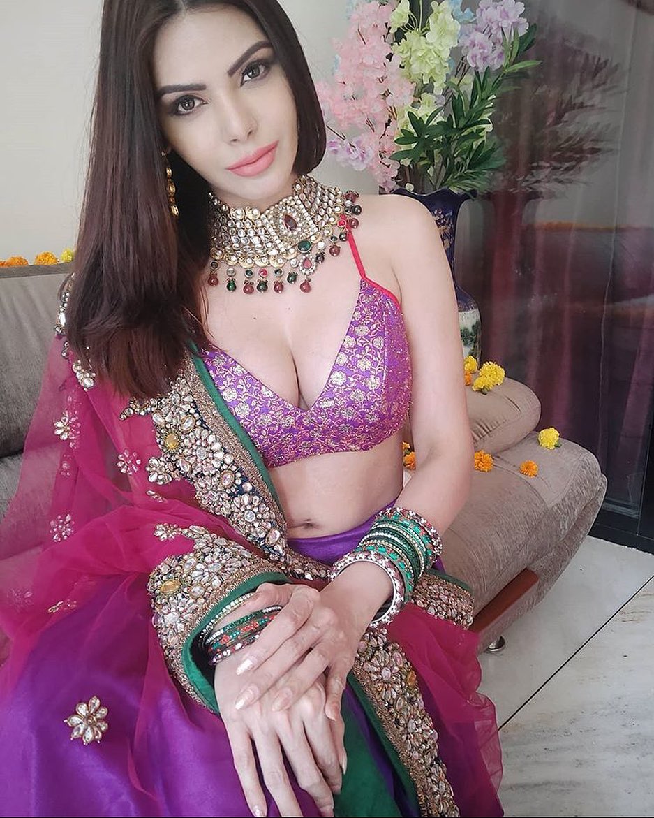 તો બીજી તરફ શર્લિનઆ કેસમાં મુખ્ય નિવેદન આપનાર છે અને તે હાલમાં સોશિયલ મીડિયા પર ઘણી જ એક્ટિવ છે. (PHOTO:Instagram) તો બીજી તરફ શર્લિનઆ કેસમાં મુખ્ય નિવેદન આપનાર છે અને તે હાલમાં સોશિયલ મીડિયા પર ઘણી જ એક્ટિવ છે. (PHOTO:Instagram)