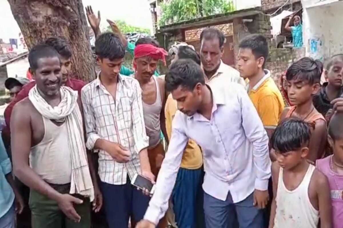 ગ્રામીણોએ જણાવ્યું કે, ગામનાં વિજય યાદવનાં ઘરમાં ત્રણ દિવસથી એક એક કરીને સાંપ નીકળતા હતાં જે અંગે પરિવાર ઘણો જ ડરી ગયો હતો. ઘરમાં બાળકો સહિત 8 લોકો હાજર હતાં. અચાનક વધુ માત્રામાં સાપ નીકળતા ઘરમાં અફરા તફરી મચી ગઇ અને વિજય યાદવે સ્તવરે સ્નેક રેસ્ક્યૂ ટીમને આની માહિતી આપી હતી. ગ્રામીણોએ જણાવ્યું કે, ગામનાં વિજય યાદવનાં ઘરમાં ત્રણ દિવસથી એક એક કરીને સાંપ નીકળતા હતાં જે અંગે પરિવાર ઘણો જ ડરી ગયો હતો. ઘરમાં બાળકો સહિત 8 લોકો હાજર હતાં. અચાનક વધુ માત્રામાં સાપ નીકળતા ઘરમાં અફરા તફરી મચી ગઇ અને વિજય યાદવે સ્તવરે સ્નેક રેસ્ક્યૂ ટીમને આની માહિતી આપી હતી.