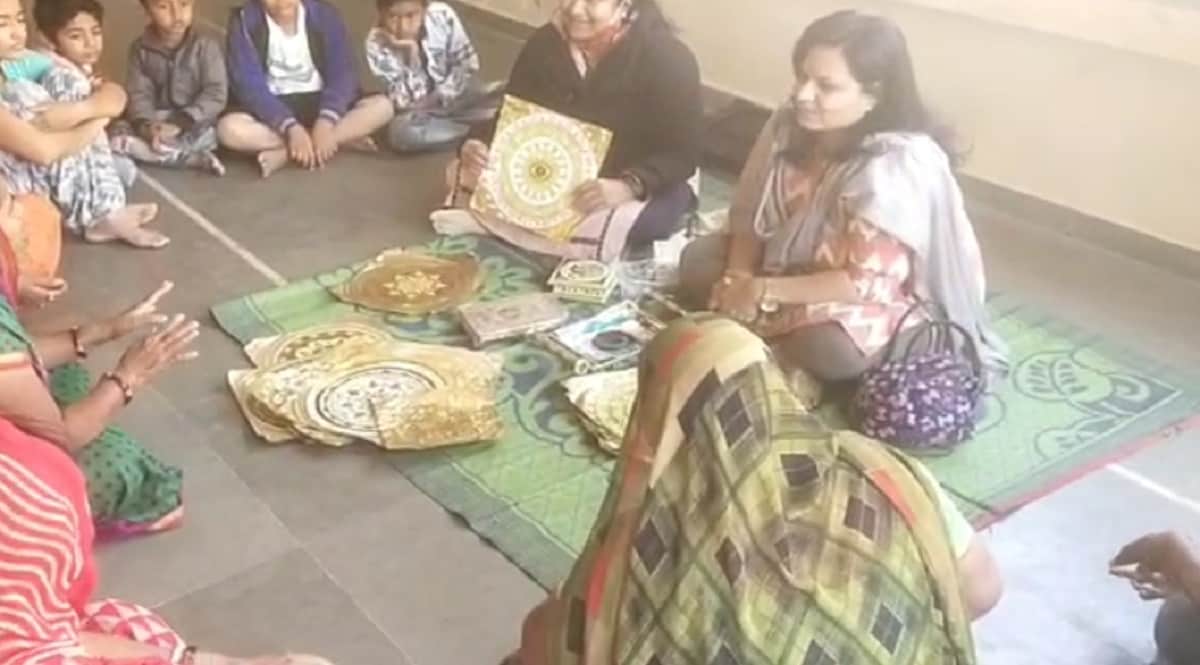 જયારે કાજલ બહેન આદિવાસી વિસ્તરમાં આ કામગીરી કરી રહ્યા હતા ત્યારે તેમના ધ્યાનમાં આવ્યું હતું કે, આ વિસ્તરમાં આદિવાસી વિસ્તારની ગરીબ બાળકીઓ પાસે સેનેટરી પેડ્સ માટે પણ રૂપિયા ન હોવાથી તેઓ મુશ્કેલીમાં મુકાતી હતી. મહિલાઓને સ્વાસ્થ્ય વિશે જાગૃત કરવાનું અને સેનેટરી નેપકીન મફત મળી રહે તે માટેનું કાર્ય કરવાનું નક્કી કર્યું હતું. પ્રથમ વખત સેમિનારમાં ફક્ત 3 મહિલાઓ આવી હતી. આજે લોકો જાતે મારો સંપર્ક કરીને મને સેમિનાર માટે બોલાવે છે. આત્મનિર્ભર કરવાની કામગીરીને લઈએ કાજલ બહેન હાલ ચર્ચામાં પણ છે અને તેમના આ કામને લોકો બિરદાવી રહ્યા છે. ખરા અર્થમાં પોતે આત્મનિર્ભર બનીને મહિલાઓને આત્મનિર્ભર થવાની પ્રેરણા આપી રહ્યાં છે. જયારે કાજલ બહેન આદિવાસી વિસ્તરમાં આ કામગીરી કરી રહ્યા હતા ત્યારે તેમના ધ્યાનમાં આવ્યું હતું કે, આ વિસ્તરમાં આદિવાસી વિસ્તારની ગરીબ બાળકીઓ પાસે સેનેટરી પેડ્સ માટે પણ રૂપિયા ન હોવાથી તેઓ મુશ્કેલીમાં મુકાતી હતી. મહિલાઓને સ્વાસ્થ્ય વિશે જાગૃત કરવાનું અને સેનેટરી નેપકીન મફત મળી રહે તે માટેનું કાર્ય કરવાનું નક્કી કર્યું હતું. પ્રથમ વખત સેમિનારમાં ફક્ત 3 મહિલાઓ આવી હતી. આજે લોકો જાતે મારો સંપર્ક કરીને મને સેમિનાર માટે બોલાવે છે. આત્મનિર્ભર કરવાની કામગીરીને લઈએ કાજલ બહેન હાલ ચર્ચામાં પણ છે અને તેમના આ કામને લોકો બિરદાવી રહ્યા છે. ખરા અર્થમાં પોતે આત્મનિર્ભર બનીને મહિલાઓને આત્મનિર્ભર થવાની પ્રેરણા આપી રહ્યાં છે.