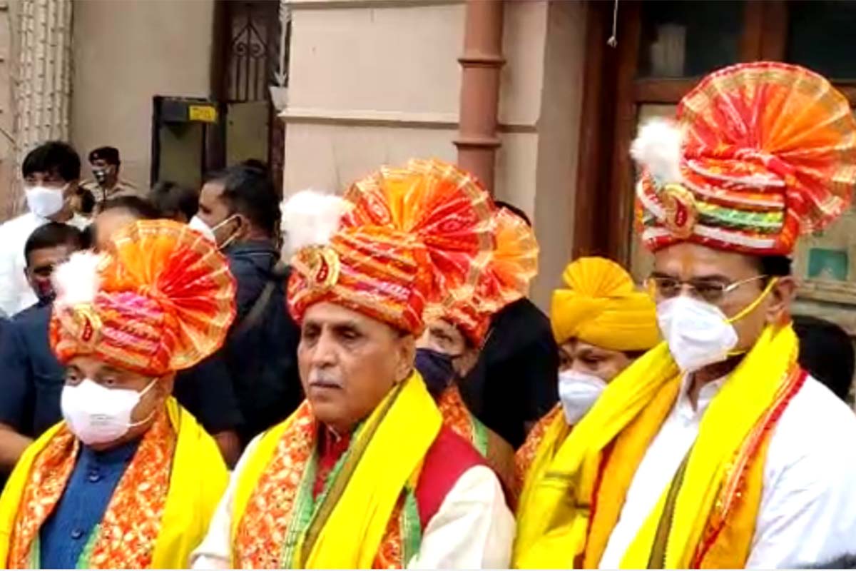 મંદિર તરફથી એવી જાહેરાત કરવામાં આવી છે કે, જ્યારે ભગવાન નગરચર્યાએથી પરત આવશે ત્યારબાદ મંદિર ખાતે વ્યવસ્થા જળવાય એવી સ્થિતિ હશે તો પ્રસાદનું વિતરણ કરવામાં આવશે. આ ઉપરાંત દર વર્ષે મંદિર ખાતે પ્રસાદ તરીકે પાંચ હજાર કિલો ખીચડી તૈયાર કરવામાં આવે છે. આ વખતે 1200થી 1500 કિલોગ્રામ ખીચડી તૈયાર કરવામાં આવી છે. મંદિર તરફથી એવી જાહેરાત કરવામાં આવી છે કે, જ્યારે ભગવાન નગરચર્યાએથી પરત આવશે ત્યારબાદ મંદિર ખાતે વ્યવસ્થા જળવાય એવી સ્થિતિ હશે તો પ્રસાદનું વિતરણ કરવામાં આવશે. આ ઉપરાંત દર વર્ષે મંદિર ખાતે પ્રસાદ તરીકે પાંચ હજાર કિલો ખીચડી તૈયાર કરવામાં આવે છે. આ વખતે 1200થી 1500 કિલોગ્રામ ખીચડી તૈયાર કરવામાં આવી છે.