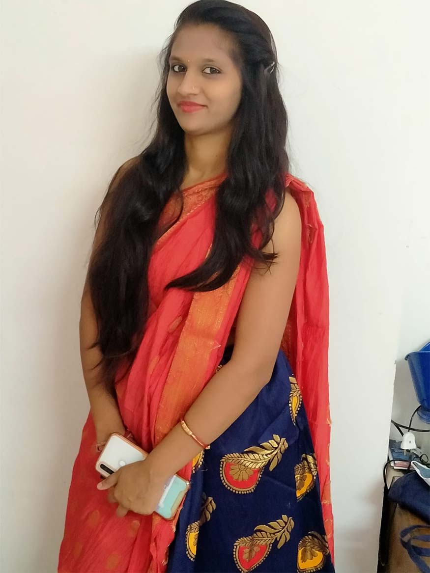આરતીના સાસરે ફળિયામાં રહેતો દિનેશ બારિયા પતિની ગેરહાજરીમાં ઘરે આવી સંબંધ રાખવા દબાણ કરતો હતો. જેથી કંટાળીને આરતી તેના પતિ અને બાળક સાથે અમદાવાદ રહેવા આવી ગઈ હતી. બંને દીકરા સાથે સિંધુભવન રોડ ખાતે રહેતા હતા. આ અંગેની જાણ દિનેશને થતા તે પણ અમદાવાદ આવી ગયો હતો અને વાડજમાં ભાડે મકાન રાખી રહેવા લાગ્યો હતો. આરતીના સાસરે ફળિયામાં રહેતો દિનેશ બારિયા પતિની ગેરહાજરીમાં ઘરે આવી સંબંધ રાખવા દબાણ કરતો હતો. જેથી કંટાળીને આરતી તેના પતિ અને બાળક સાથે અમદાવાદ રહેવા આવી ગઈ હતી. બંને દીકરા સાથે સિંધુભવન રોડ ખાતે રહેતા હતા. આ અંગેની જાણ દિનેશને થતા તે પણ અમદાવાદ આવી ગયો હતો અને વાડજમાં ભાડે મકાન રાખી રહેવા લાગ્યો હતો.