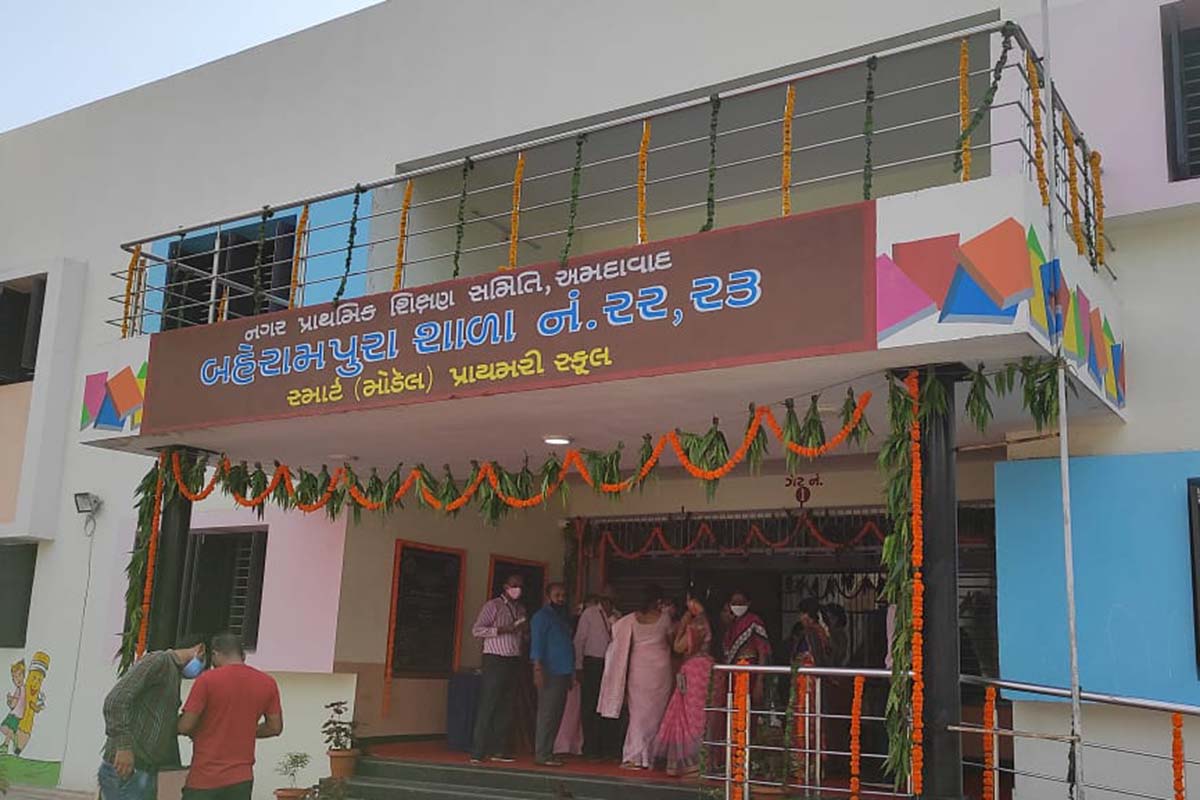 સ્કૂલબોર્ડના ચેરમેન ધીરેન્દ્રસિંગ તોમરે જણાવ્યું કે, "હજુ બે સ્માર્ટ સ્કૂલનું ટૂંક સમયમાં લોકાર્પણ થશે. આ રીતે નગર પ્રાથમિક શિક્ષણ સમિતિ વધુ 25 સ્માર્ટ શાળાઓનું નિર્માણ કરવા જઈ રહી છે. હવે વધુ 5 અંગ્રેજી માધ્યમની નવી શાળાઓ શરૂ થતા કુલ 37 શાળાઓ અંગ્રેજી માધ્યમની શરૂ થઈ છે. પ્રિ-પ્રાયમરીમાં એટલે કે સીનિયર કેજી કે જૂનિયર કેજીમાં અલગથી કોઈ પુસ્તક ન હતા, અમારા શિક્ષકોએ જૂનિયર અને સીનિયર કેજીના બાળકો માટે પુસ્તકો તૈયાર કર્યા છે. GCERT તરફથી શિક્ષકોએ બનાવેલા પુસ્તકો માન્યતા પણ મળી ચુકી છે." સ્કૂલબોર્ડના ચેરમેન ધીરેન્દ્રસિંગ તોમરે જણાવ્યું કે, "હજુ બે સ્માર્ટ સ્કૂલનું ટૂંક સમયમાં લોકાર્પણ થશે. આ રીતે નગર પ્રાથમિક શિક્ષણ સમિતિ વધુ 25 સ્માર્ટ શાળાઓનું નિર્માણ કરવા જઈ રહી છે. હવે વધુ 5 અંગ્રેજી માધ્યમની નવી શાળાઓ શરૂ થતા કુલ 37 શાળાઓ અંગ્રેજી માધ્યમની શરૂ થઈ છે. પ્રિ-પ્રાયમરીમાં એટલે કે સીનિયર કેજી કે જૂનિયર કેજીમાં અલગથી કોઈ પુસ્તક ન હતા, અમારા શિક્ષકોએ જૂનિયર અને સીનિયર કેજીના બાળકો માટે પુસ્તકો તૈયાર કર્યા છે. GCERT તરફથી શિક્ષકોએ બનાવેલા પુસ્તકો માન્યતા પણ મળી ચુકી છે."