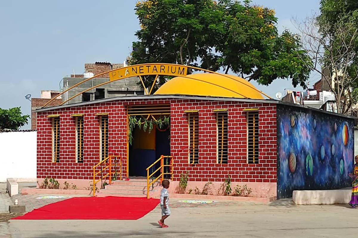 સંજય ટાંક, અમદાવાદ: અમદાવાદની સરકારી શાળાઓ હવે સ્માર્ટ (AMC smart scools) બની છે. અમદાવાદ મ્યુનિસિપલ કોર્પોરેશન (Ahmedabad Municipal Corporation) સંચાલિત શાળામાં આ વખતે ખાનગી શાળાઓમાંથી સરકારી શાળામાં એડમિશન લેવાનો પ્રવાહ જોવા મળી રહ્યો છે. એડમિશન માટેની આ લાઈનોને જોતા વધુ બે સ્માર્ટ સ્કૂલનું લોકાર્પણ શિક્ષણ મંત્રી ભુપેન્દ્રસિંહ ચુડાસમા (Bhupendrasinh Chudasama)ના હસ્તે થયું છે. આ સાથે આ સ્માર્ટ શાળામાં જૂનિયર, સીનિયર KGના વિદ્યાર્થીઓના અભ્યાસ માટે સ્કૂલબોર્ડના શિક્ષકો દ્વારા તૈયાર કરાયેલા પ્રિ. પ્રાયમરીના પુસ્તકોને પણ GCERTની માન્યતા મળી ગઈ છે. સંજય ટાંક, અમદાવાદ: અમદાવાદની સરકારી શાળાઓ હવે સ્માર્ટ (AMC smart scools) બની છે. અમદાવાદ મ્યુનિસિપલ કોર્પોરેશન (Ahmedabad Municipal Corporation) સંચાલિત શાળામાં આ વખતે ખાનગી શાળાઓમાંથી સરકારી શાળામાં એડમિશન લેવાનો પ્રવાહ જોવા મળી રહ્યો છે. એડમિશન માટેની આ લાઈનોને જોતા વધુ બે સ્માર્ટ સ્કૂલનું લોકાર્પણ શિક્ષણ મંત્રી ભુપેન્દ્રસિંહ ચુડાસમા (Bhupendrasinh Chudasama)ના હસ્તે થયું છે. આ સાથે આ સ્માર્ટ શાળામાં જૂનિયર, સીનિયર KGના વિદ્યાર્થીઓના અભ્યાસ માટે સ્કૂલબોર્ડના શિક્ષકો દ્વારા તૈયાર કરાયેલા પ્રિ. પ્રાયમરીના પુસ્તકોને પણ GCERTની માન્યતા મળી ગઈ છે.