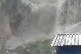 જમ્મુ કાશ્મીર : અમરનાથ ગુફા પાસે વાદળ ફાળ્યું, ઘટનાનો સામે આવ્યો VIDEO