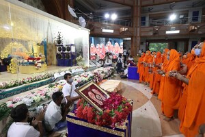 હરિપ્રસાદ સ્વામીજીના દિવ્ય વિગ્રહના અંતિમ દર્શનાર્થે રાજકીય અને સામાજિક અગ્રણીઓ પહોંચ્યા