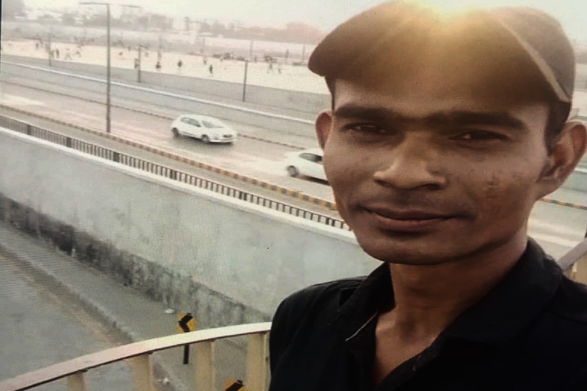 થોડાક દિવસ પહેલા એક મહિલા પોલીસ પાસે પહોચી ગઇ હતી અને ટેટુ તેના ભાઇનું હોવાનું કહ્યુ હતું. પોલીસ મહિલાને લઈને ડેદબોડી રુમમાં યુવકની લાશ બતાવી હતી. યુવકને જોતાની સાથે મહિલા તેને ઓળખી ગઇ હતી. મરનાર યુવકનું નામ કમલેશ ઇશ્વરભાઇ પંચાલ હોવાનું સામે આવ્યું અને તે કેડીલાબ્રીજ પાસે આવેલી જગદીશ સોસાયટીમાં રહેતો હતો. તેની બહેને પોલીસ સમક્ષ જણાવ્યુ હતું કે કમલેશને પડોશમાં રહેતા અલ્પેશ ઠાકોર નામના યુવક સાથે થોડા સમય પહેલા બબાલ થઇ હતી. થોડાક દિવસ પહેલા એક મહિલા પોલીસ પાસે પહોચી ગઇ હતી અને ટેટુ તેના ભાઇનું હોવાનું કહ્યુ હતું. પોલીસ મહિલાને લઈને ડેદબોડી રુમમાં યુવકની લાશ બતાવી હતી. યુવકને જોતાની સાથે મહિલા તેને ઓળખી ગઇ હતી. મરનાર યુવકનું નામ કમલેશ ઇશ્વરભાઇ પંચાલ હોવાનું સામે આવ્યું અને તે કેડીલાબ્રીજ પાસે આવેલી જગદીશ સોસાયટીમાં રહેતો હતો. તેની બહેને પોલીસ સમક્ષ જણાવ્યુ હતું કે કમલેશને પડોશમાં રહેતા અલ્પેશ ઠાકોર નામના યુવક સાથે થોડા સમય પહેલા બબાલ થઇ હતી.