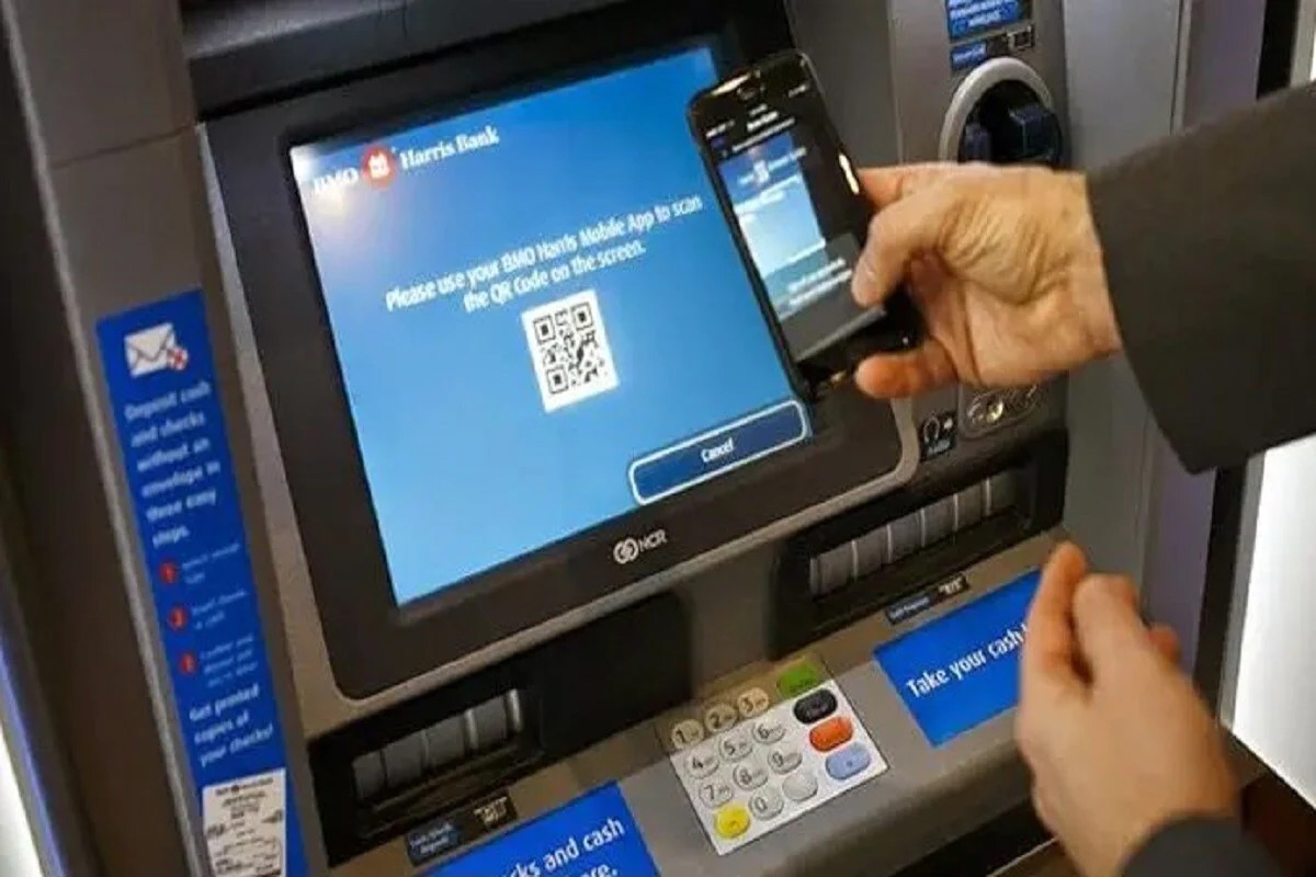 નવી દિલ્હી. હવે કેશ ઉપાડવું (ATM Cash Withdrawal) વધુ મોંઘું થવાનું છે. ગ્રાહકના એટીએમ (ATM)થી નિયત મર્યાદાથી વધુ વાર નાણા ઉપાડ્યા બાદ બેંક ચાર્જિસ (Bank Charges) લાગી શકે છે. ભારતીય રિઝર્વ બેંક (RBI)એ હાલમાં જ બેંકોને ઓટોમેટેડ ટેલર મશીન (ATM) પર ચાર્જ વધારીને 21 રૂપિયા પ્રતિ ટ્રાન્ઝેક્શન કરવાની મંજૂરી આપી છે. આ સંશોધિત દરો 1 જાન્યુઆરી, 2022થી પ્રભાવી થશે.