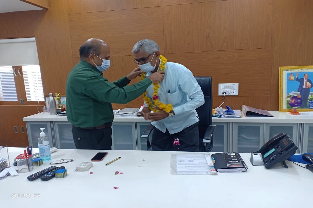 રાજેશ જોષી, પંચમહાલ : ગોધરા જિલ્લા સેવા સદન ખાતે એક અનોખો વિદાય સમારંભ યોજાઈ ગયો. કલેક્ટર કચેરીના પટાવાળા ધૂળાભાઈ વણકર વયનિવૃત થતા તેમના કાર્યકાળના અંતિમ દિવસે નિવાસી અધિક કલેક્ટર એલ.બી.બાંભણિયાએ તેમને પોતાની ચેમ્બરમાં પોતાની ખુરશી પર બેસાડી સન્માન્યા હતા તેમજ પોતાની ગાડીમાં ઘરે પહોંચાડ્યા હતા. રાજેશ જોષી, પંચમહાલ : ગોધરા જિલ્લા સેવા સદન ખાતે એક અનોખો વિદાય સમારંભ યોજાઈ ગયો. કલેક્ટર કચેરીના પટાવાળા ધૂળાભાઈ વણકર વયનિવૃત થતા તેમના કાર્યકાળના અંતિમ દિવસે નિવાસી અધિક કલેક્ટર એલ.બી.બાંભણિયાએ તેમને પોતાની ચેમ્બરમાં પોતાની ખુરશી પર બેસાડી સન્માન્યા હતા તેમજ પોતાની ગાડીમાં ઘરે પહોંચાડ્યા હતા.