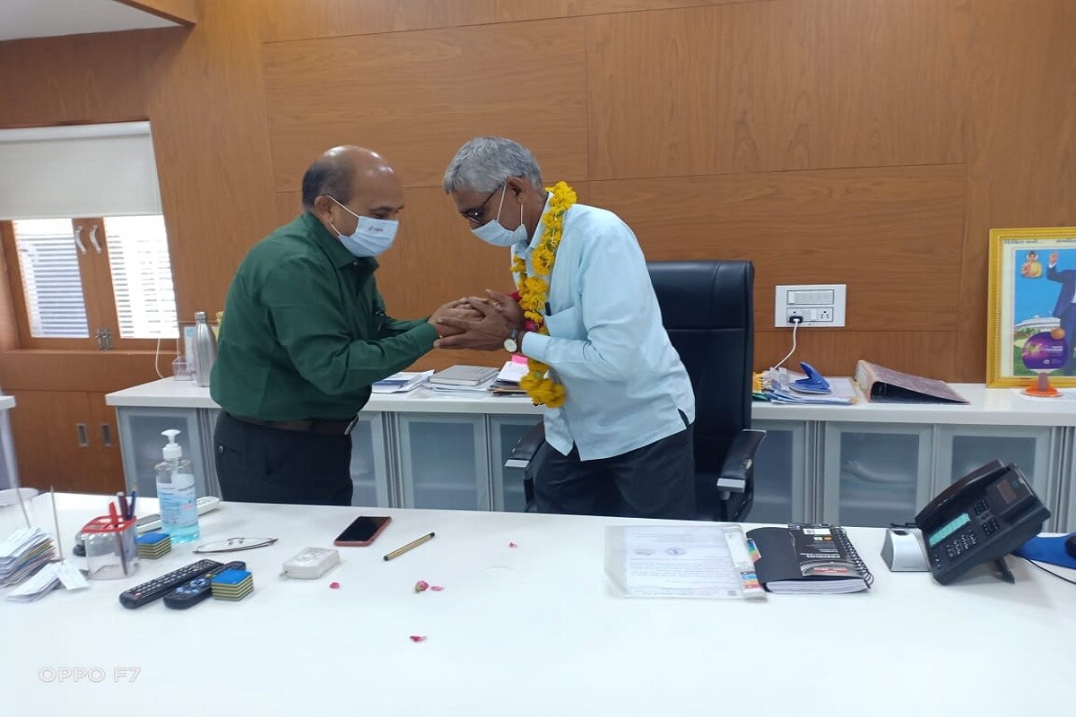 36 વર્ષની તેમની સુદીર્ઘ કારકિર્દીમાં તેમણે અત્યાર સુધી 11 નિવાસી અધિક કલેક્ટરના પટાવાળા તરીકે ફરજ બજાવી છે. જો કે કચેરીના કર્મચારી તરીકે તેમના અંતિમ દિવસને અધિકારીઓ-કર્મચારીઓએ યાદગાર બનાવી દીધો હતો. 36 વર્ષની તેમની સુદીર્ઘ કારકિર્દીમાં તેમણે અત્યાર સુધી 11 નિવાસી અધિક કલેક્ટરના પટાવાળા તરીકે ફરજ બજાવી છે. જો કે કચેરીના કર્મચારી તરીકે તેમના અંતિમ દિવસને અધિકારીઓ-કર્મચારીઓએ યાદગાર બનાવી દીધો હતો.