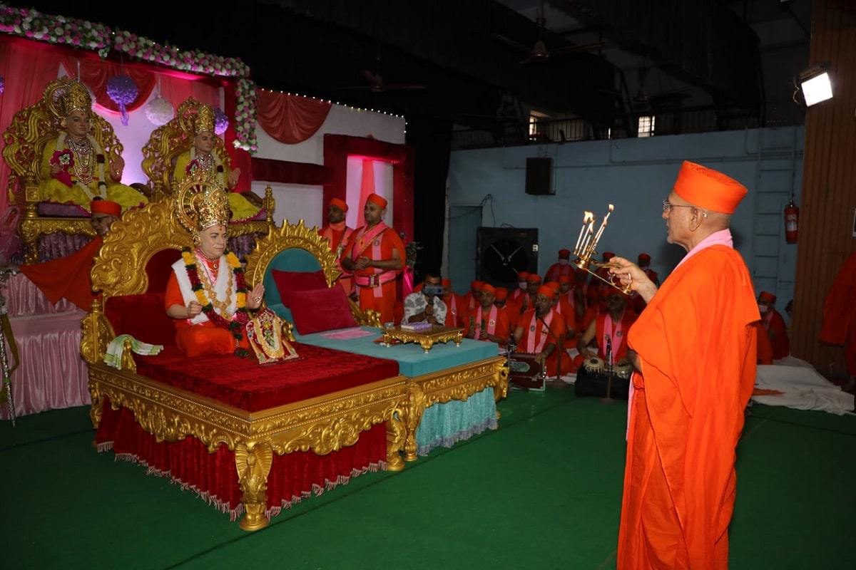 Guru purnima 2021 : છેલ્લા બે વર્ષથી સમગ્ર વિશ્વમાં વૈશ્વિક મહામારી કોરોનાના કારણે વિશ્વમાંથી કોરોના દૂર થઈ જાય તે માટે સ્વામિનારાયણબાપા સ્વામીબાપાની પૂજા કરી પ્રાર્થના કરી હતી. પ્રાર્થનામાં જે શક્તિ અદ્ભૂત, અલૌકિક છે એ શક્તિ આજે કોઈ ટેક્નોકલોજીમાં જોવા મળતી નથી. સરકારના નિયમો અનુસાર ગુરુપૂર્ણિમા (Guru purnima) પર્વની ઉજવણી કરવામાં આવી હતી. મણિનગરથી લાઈવ દર્શન દેશ વિદેશમાં વસતા તમામ સત્સંગી હરિભક્તોએ કર્યાં હતાં. મણિનગર શ્રી સ્વામિનારાયણ ગાદી સંસ્થાનના દેશ વિદેશના તમામ શ્રી સ્વામિનારાયણ મંદિરોમાં ગુરુપૂર્ણિમા (Guru purnima) પર્વની ઉલ્લાસભેર ઊજવણી કરવામાં આવી હતી. Guru purnima 2021 : છેલ્લા બે વર્ષથી સમગ્ર વિશ્વમાં વૈશ્વિક મહામારી કોરોનાના કારણે વિશ્વમાંથી કોરોના દૂર થઈ જાય તે માટે સ્વામિનારાયણબાપા સ્વામીબાપાની પૂજા કરી પ્રાર્થના કરી હતી. પ્રાર્થનામાં જે શક્તિ અદ્ભૂત, અલૌકિક છે એ શક્તિ આજે કોઈ ટેક્નોકલોજીમાં જોવા મળતી નથી. સરકારના નિયમો અનુસાર ગુરુપૂર્ણિમા (Guru purnima) પર્વની ઉજવણી કરવામાં આવી હતી. મણિનગરથી લાઈવ દર્શન દેશ વિદેશમાં વસતા તમામ સત્સંગી હરિભક્તોએ કર્યાં હતાં. મણિનગર શ્રી સ્વામિનારાયણ ગાદી સંસ્થાનના દેશ વિદેશના તમામ શ્રી સ્વામિનારાયણ મંદિરોમાં ગુરુપૂર્ણિમા (Guru purnima) પર્વની ઉલ્લાસભેર ઊજવણી કરવામાં આવી હતી.