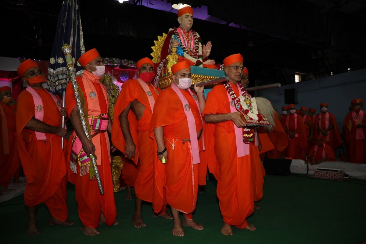 મણિનગર શ્રી સ્વામિનારાયણ ગાદી સંસ્થાન, શ્રી સ્વામિનારાયણ મંદિરે સ્વામિનારાયણબાપા સ્વામીબાપા, વેદરત્ન આચાર્ય પુરુષોત્તમપ્રિયદાસજી સ્વામીજી મહારાજનાં દિવ્ય સાનિધ્યમાં તથા પ્રવર્તમાન આચાર્ય જિતેન્દ્રિયપ્રિયદાસજી સ્વામીની અધ્યક્ષતામાં આ પર્વની ઉજવણી કરવામાં આવી હતી. વિશ્વભરમાં શ્રી સ્વામિનારાયણ ગાદી સંસ્થાનનાં મંદિરોમાં વૈદિક મંત્રોના શાંતિપાઠ સહ ગુરુ પૂજન, ગુરુ સ્તુતિ, ગુરુ મહાત્મ્ય, ગુરુના ગુરુત્વનું ગૌરવ સદૈવ ગગનગોખે ગુંજતું રહે તે સાધનામાં લાગી રહેવાની હાકલ કરવામાં આવી હતી. મણિનગર શ્રી સ્વામિનારાયણ ગાદી સંસ્થાન, શ્રી સ્વામિનારાયણ મંદિરે સ્વામિનારાયણબાપા સ્વામીબાપા, વેદરત્ન આચાર્ય પુરુષોત્તમપ્રિયદાસજી સ્વામીજી મહારાજનાં દિવ્ય સાનિધ્યમાં તથા પ્રવર્તમાન આચાર્ય જિતેન્દ્રિયપ્રિયદાસજી સ્વામીની અધ્યક્ષતામાં આ પર્વની ઉજવણી કરવામાં આવી હતી. વિશ્વભરમાં શ્રી સ્વામિનારાયણ ગાદી સંસ્થાનનાં મંદિરોમાં વૈદિક મંત્રોના શાંતિપાઠ સહ ગુરુ પૂજન, ગુરુ સ્તુતિ, ગુરુ મહાત્મ્ય, ગુરુના ગુરુત્વનું ગૌરવ સદૈવ ગગનગોખે ગુંજતું રહે તે સાધનામાં લાગી રહેવાની હાકલ કરવામાં આવી હતી.
