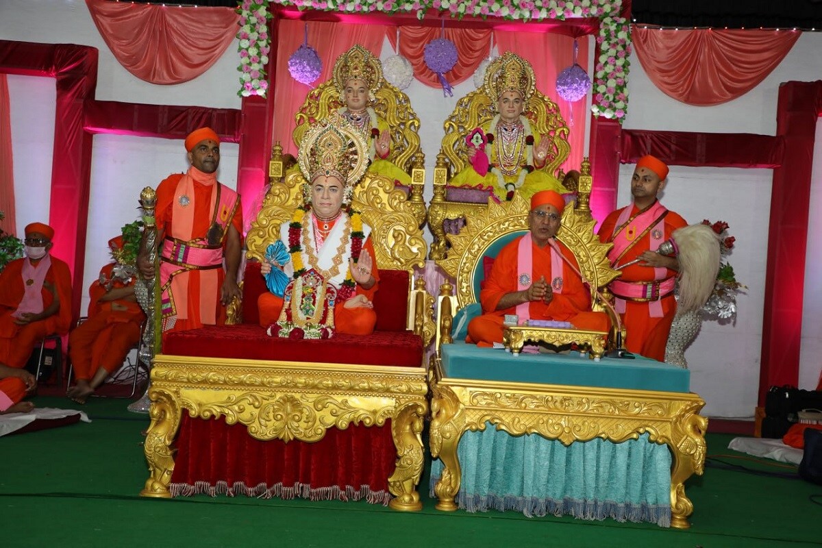 સનાતન વૈદિક પરંપરાની સંસ્કૃતિના ગૌરવંતા ગુરુ પૂર્ણિમાના પરમ પાવન પર્વ પુણ્યાતિ પૂર્ણ દિવસ મનાવવામાં આવે છે. અજોડ મૂર્તિ શ્રી સ્વામિનારાયણ ભગવાને સ્વામિનારાયણ સંપ્રદાયમાં પૂરાણ પ્રસિદ્ધ પ્રાચીનતમ સંસ્કૃતિનું સંરક્ષણ અને સંવર્ધન થતું રહે તે માટે ઉદાર દિલે ઉમદા પરંપરા પ્રસ્થાપિત કરી. ગુરુનું ગૌરવ ગુણશાળી, સત્વ ગુણોથી ગૂંથાયેલું રહે તે માટે શિક્ષાપત્રીમાં પ્રબંધો બાંધ્યા. આ પુણ્યશાળી પરંપરામાં શ્રી સ્વામિનારાયણ ગાદીના આદ્ય આચાર્યપ્રવર, આર્ષદ્રષ્ટા ગુરુદેવ શ્રી મુક્તજીવન સ્વામીબાપાને શ્રી સ્વામિનારાયણ ગાદીના પરિવારમાં ગુરુનું પૂજન વેદોક્ત વિધિ અનુસાર તથા ગુરુ મહાત્મ્યનું ગુણગાન કર્યું હતું. સનાતન વૈદિક પરંપરાની સંસ્કૃતિના ગૌરવંતા ગુરુ પૂર્ણિમાના પરમ પાવન પર્વ પુણ્યાતિ પૂર્ણ દિવસ મનાવવામાં આવે છે. અજોડ મૂર્તિ શ્રી સ્વામિનારાયણ ભગવાને સ્વામિનારાયણ સંપ્રદાયમાં પૂરાણ પ્રસિદ્ધ પ્રાચીનતમ સંસ્કૃતિનું સંરક્ષણ અને સંવર્ધન થતું રહે તે માટે ઉદાર દિલે ઉમદા પરંપરા પ્રસ્થાપિત કરી. ગુરુનું ગૌરવ ગુણશાળી, સત્વ ગુણોથી ગૂંથાયેલું રહે તે માટે શિક્ષાપત્રીમાં પ્રબંધો બાંધ્યા. આ પુણ્યશાળી પરંપરામાં શ્રી સ્વામિનારાયણ ગાદીના આદ્ય આચાર્યપ્રવર, આર્ષદ્રષ્ટા ગુરુદેવ શ્રી મુક્તજીવન સ્વામીબાપાને શ્રી સ્વામિનારાયણ ગાદીના પરિવારમાં ગુરુનું પૂજન વેદોક્ત વિધિ અનુસાર તથા ગુરુ મહાત્મ્યનું ગુણગાન કર્યું હતું.