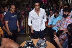 HBD sonu sood: ફેન્સે ધમાકેદાર અંદાજમાં ઉજવ્યો રિયલ લાઈફ હીરોનો બર્થડે,  PHOTOS