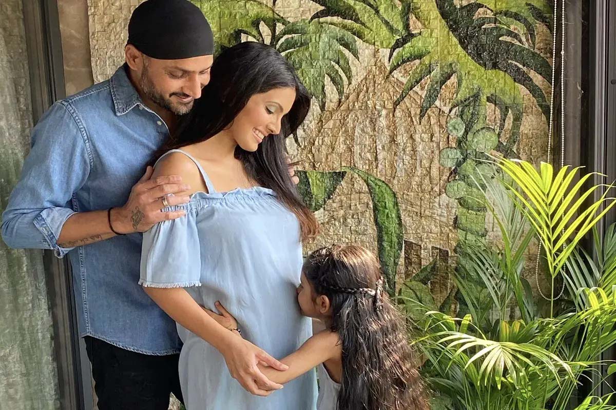 હરભજન સિંહ (Harbhajan singh) હરભજન સિંહ એક ટેલેન્ટેડ સ્પિન બોલર છે. તેઓ ઘણા સમયથી રિટાયર થઈ ચૂક્યા છે, તેમ છતાં આજે પણ હરભજન સિંહનો ક્રેઝ જોવા મળી રહ્યો છે. તેમણે બોલીવુડ અભિનેત્રી ગીતા બસરા (Geeta Basra) સાથે લગ્ન કર્યા છે. ગીતા બસરા ઈંગ્લેન્ડના રહેવાસી અને ભારતીય વ્યવસાયી રાકેશ બસરાની પુત્રી છે. ફાઇલ તસવીર. હરભજન સિંહ (Harbhajan singh) હરભજન સિંહ એક ટેલેન્ટેડ સ્પિન બોલર છે. તેઓ ઘણા સમયથી રિટાયર થઈ ચૂક્યા છે, તેમ છતાં આજે પણ હરભજન સિંહનો ક્રેઝ જોવા મળી રહ્યો છે. તેમણે બોલીવુડ અભિનેત્રી ગીતા બસરા (Geeta Basra) સાથે લગ્ન કર્યા છે. ગીતા બસરા ઈંગ્લેન્ડના રહેવાસી અને ભારતીય વ્યવસાયી રાકેશ બસરાની પુત્રી છે. ફાઇલ તસવીર.