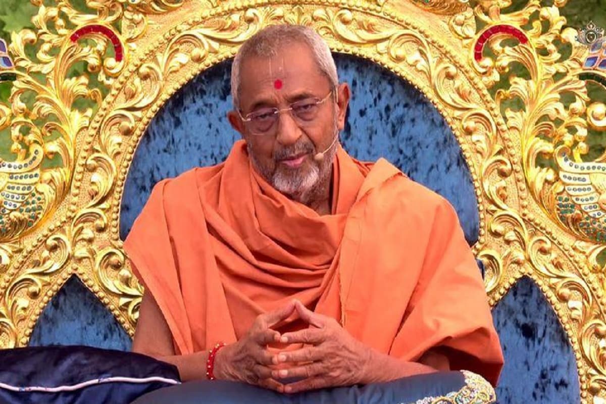સોખડા હરિધામના દેશ-વિદેશમાં અનેક સાધુઓ આ કાર્યને આગળ ધપાવી રહ્યા છે ત્યારે કેટલાય ભક્તોની રાહ હવે કોણ ચિંધશે તેની ચર્ચા શરૂ છે. જોકે, આ દરમિયાન સોખડાના સ્વામી ત્યાગ વલ્લભજીએ પત્રકારો સાથે આ અંગે થઈ રહેલી અટકળો અંગે કેટલી સ્પષ્ટતા કરી હતી જે હરિભક્તોને જાણવી ગમશે. સોખડા હરિધામના દેશ-વિદેશમાં અનેક સાધુઓ આ કાર્યને આગળ ધપાવી રહ્યા છે ત્યારે કેટલાય ભક્તોની રાહ હવે કોણ ચિંધશે તેની ચર્ચા શરૂ છે. જોકે, આ દરમિયાન સોખડાના સ્વામી ત્યાગ વલ્લભજીએ પત્રકારો સાથે આ અંગે થઈ રહેલી અટકળો અંગે કેટલી સ્પષ્ટતા કરી હતી જે હરિભક્તોને જાણવી ગમશે.